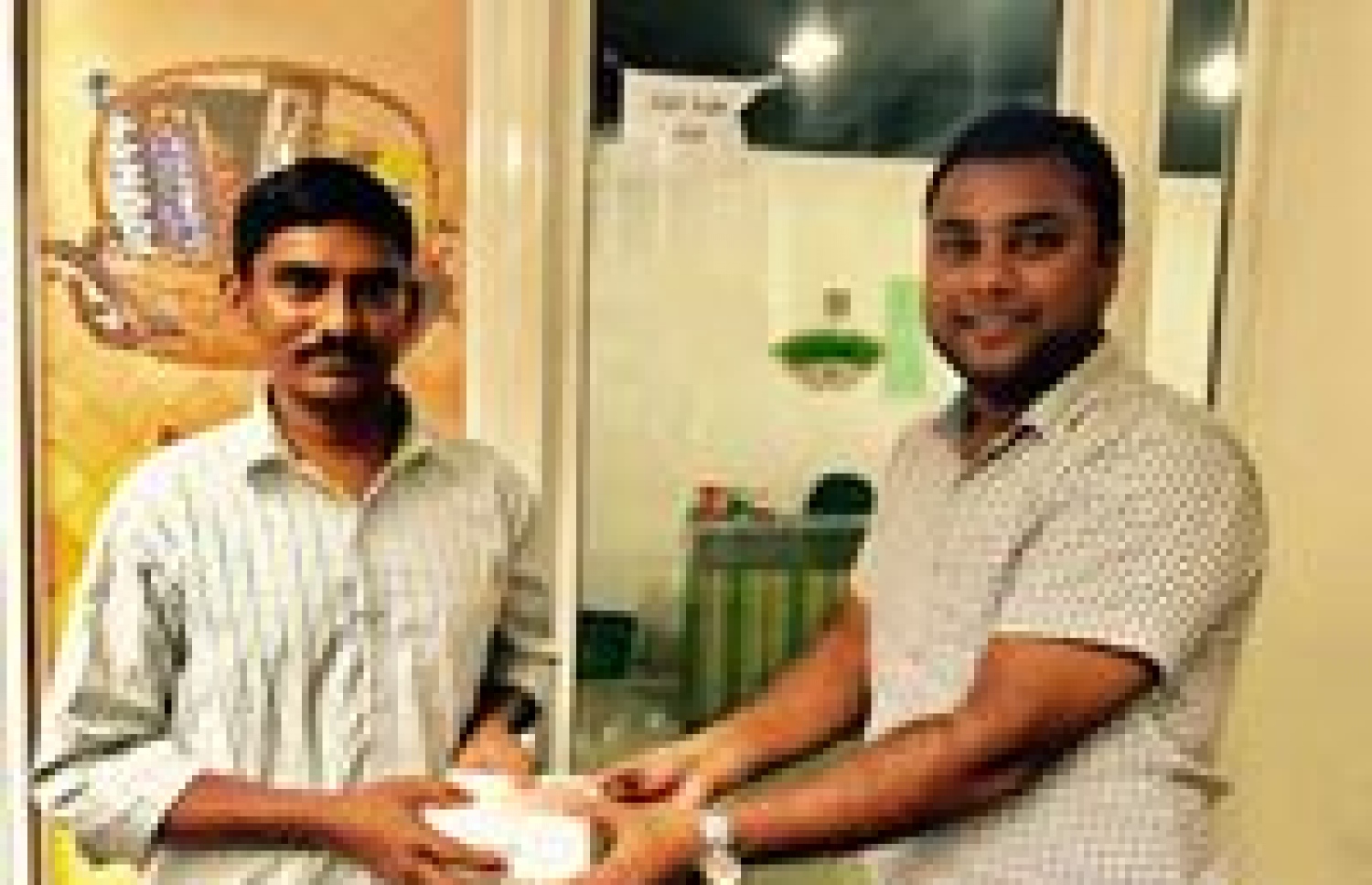 ވިބީން ކުރިއަށް ގެންދިޔަ ޗޮކްލެޓް ޕްރޮމޯޝަނުން ދެވަނަ އަށް ދިިޔަ ނަސީބުވެރިޔާ ސައްލަތުރައި (ވ) އާ އިނާމު ހަވާލު ކުރަނީ: މި ޕްރޮމޯޝަނުން ފަސް ނަސީބުވެރިން ހޮވާފައިވޭ.-- ފޮޓޯ: ވީބީ