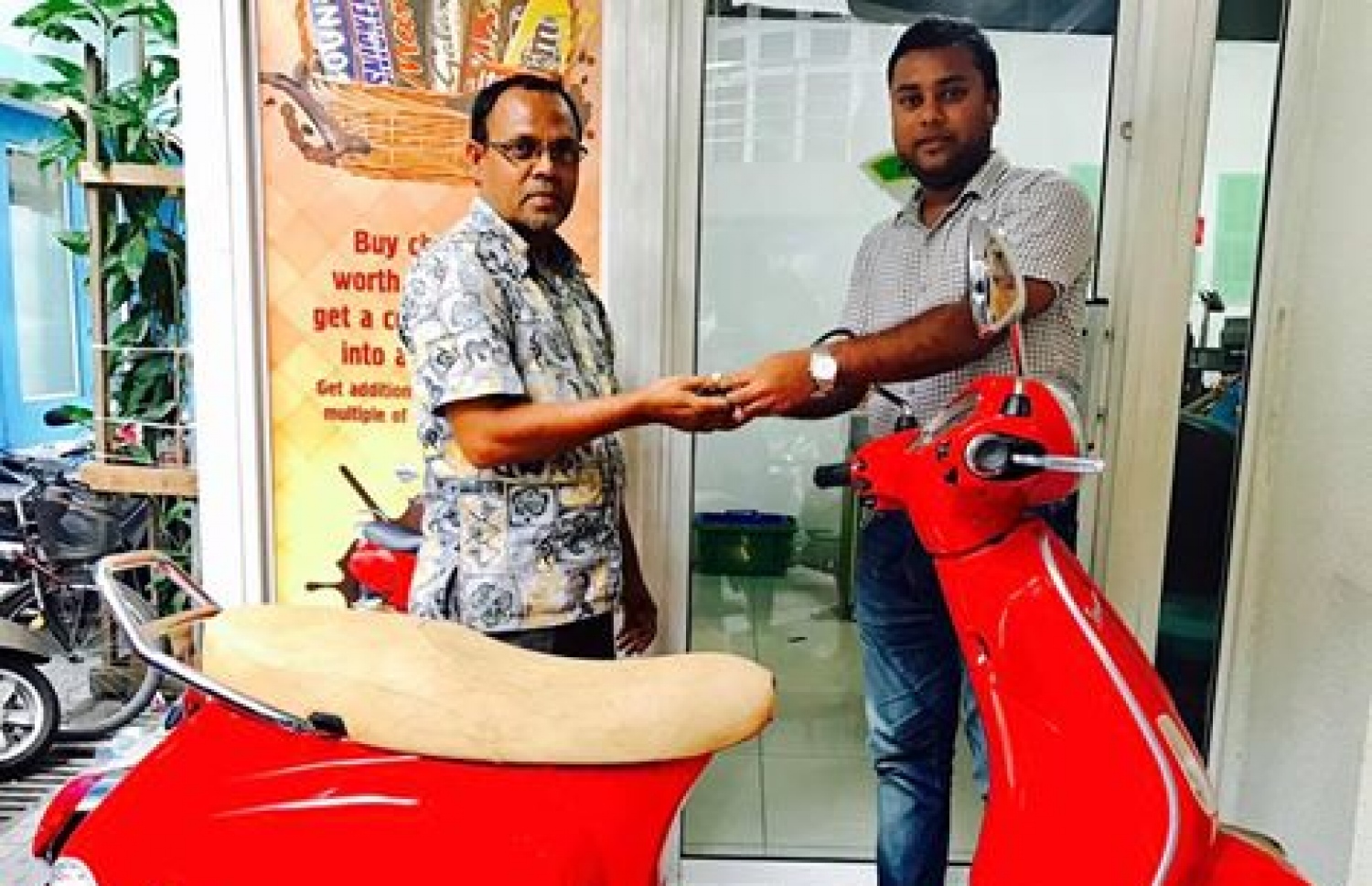 ވިބީން ކުރިއަށް ގެންދިޔަ ޗޮކްލެޓް ޕްރޮމޯޝަނުން އެއްވަނަ އަށް ދިޔަ އަލީ އިބްރާހިމް (ވ) އާ އިނާމު ހަވާލު ކުރަނީ: މި ޕްރޮމޯޝަނުން ފަސް ނަސީބުވެރިން ހޮވާފައިވޭ.-- ފޮޓޯ: ވީބީ