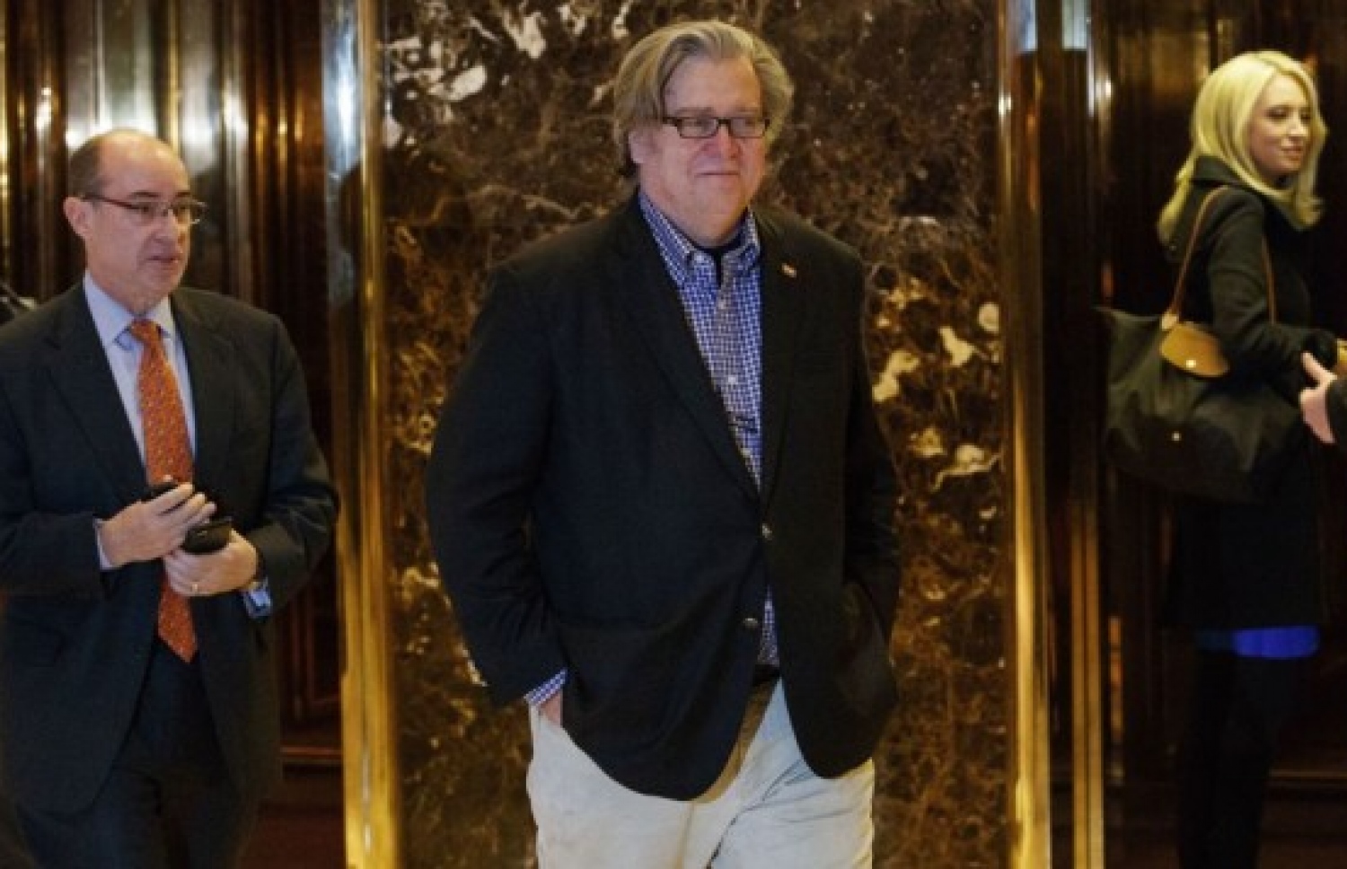 ޓްރަމްޕުގެ އެޑްވައިޒަރު ބެނޮން، ޓްރަމްޕް ޓަވަރުން ނުކުމެވަޑައިގަންނަވަނީ.