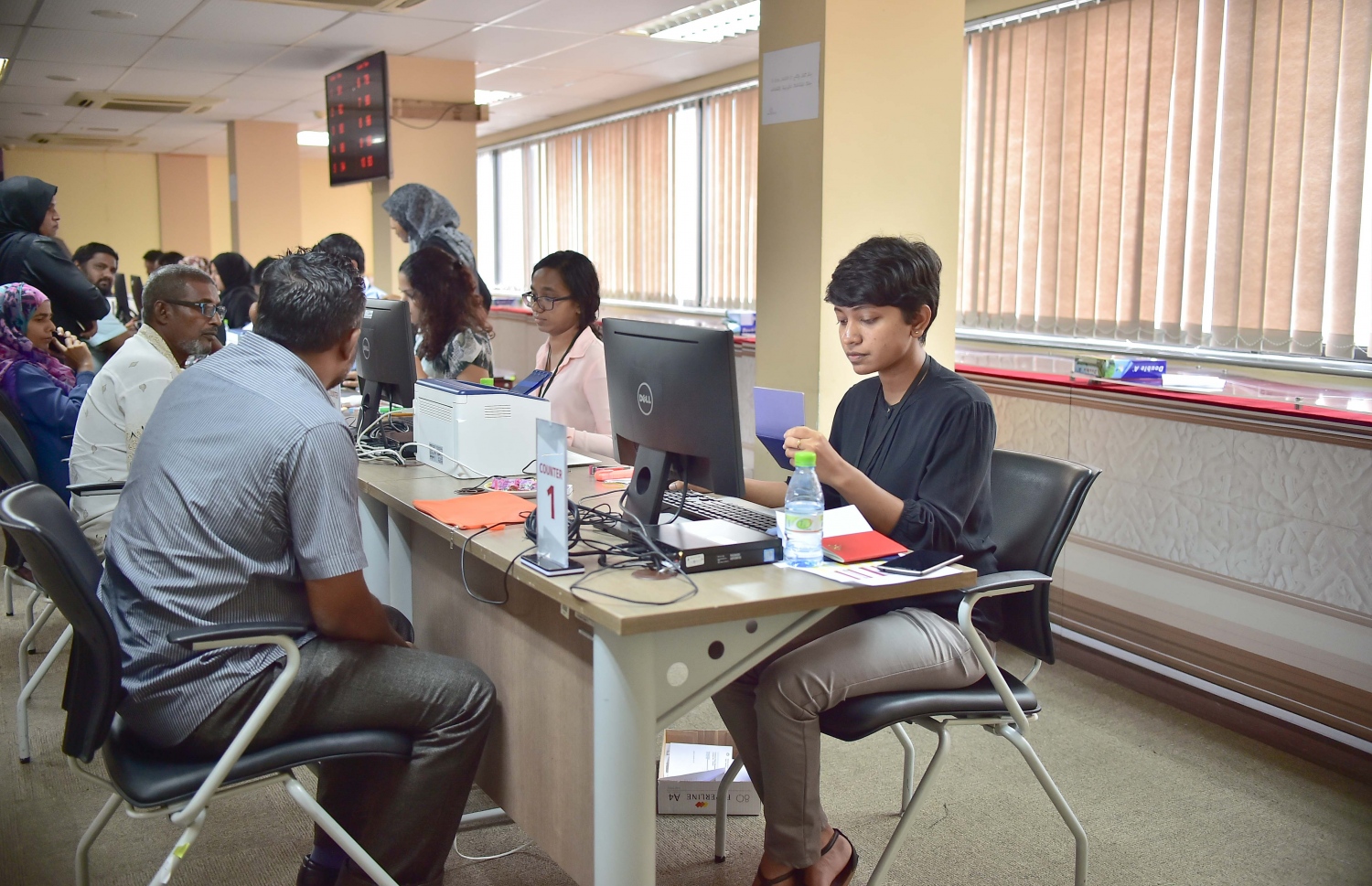 އެމްއެމްއޭގެ މުވައްޒަފުންތަކެއް ޑޮލަރު ވިއްކުމުގެ މަސައްކަތް ކުރަނީ.-- ފައިލް ފޮޓޯ: މުހައްމަދު ޝަރުހާން/ މިހާރު