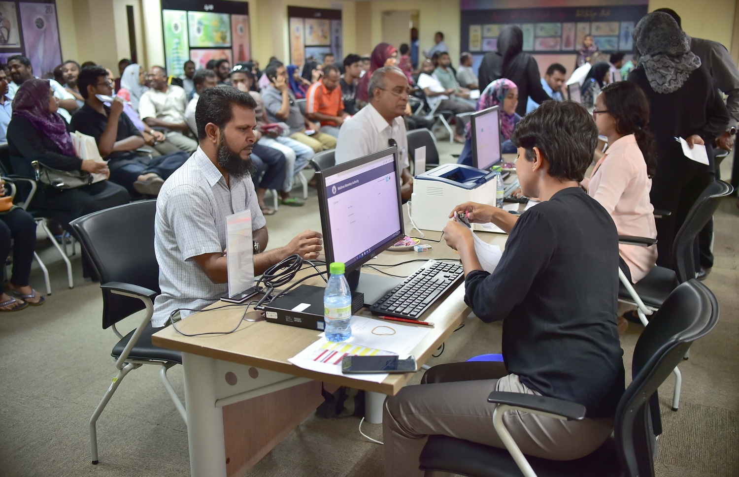 އެމްއެމްއޭ އިން އާންމުންނަށް ޑޮލަރު ވިއްކަނީ: އެމްއެމްއޭ އަކީ ރާއްޖޭގެ އެކްސްޗޭންޖް ރޭޓް ރެގިއުލޭޓް ކުރާ އިދާރާ--ފޮޓޯ: މިހާރު