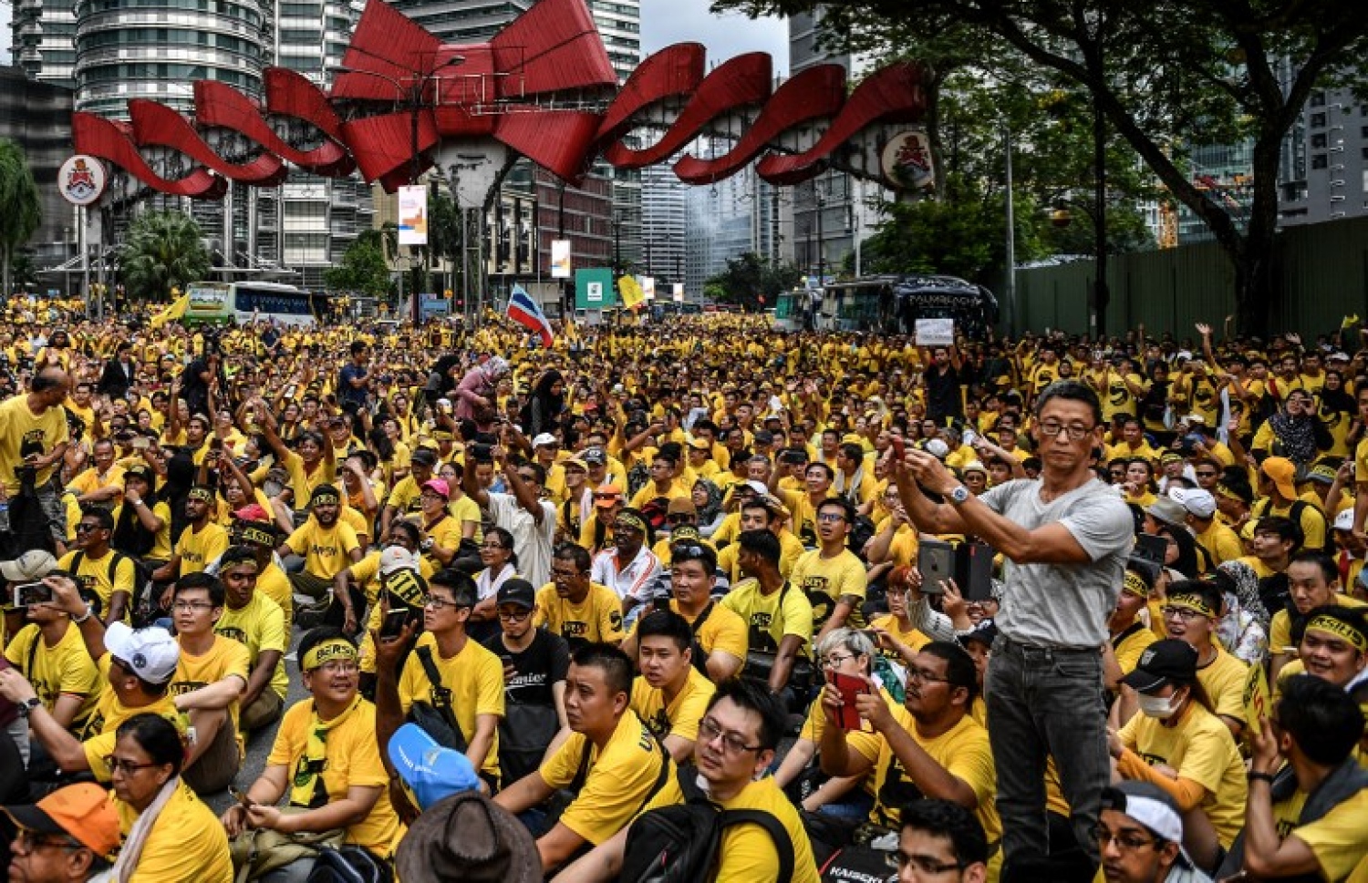 ކޮރަޕްޝަނުގެ ތުހުމަތުކޮށްފައިވާ މެލޭޝިއާގެ ބޮޑު ވަޒީރު ނަޖީބު ރައްޒާގުގެ އިސްތިއުފާ އަށް ގޮވާލަން ރީނދޫ ޓީޝާޓުގެ މުޒާހަރ ކުއާލަ ލަމްޕޫރުގައި އިއްޔެ ކުރިއަށް ގެންދަނީ. --ފޮޓޯ:އޭއެފްޕީ