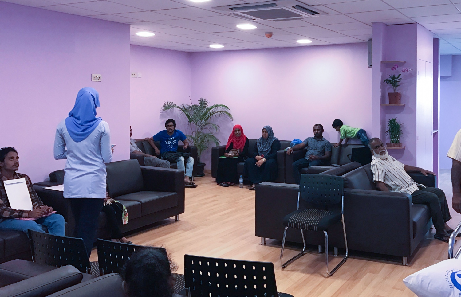 އައިޖީއެމްއެޗުގައި އަލަށް ހުޅުވި ސެންޓަރުން ހިދުމަތް ހޯދުމަށް މިއަދު ދިޔަ ބައެއް މީހުން: ދަރިމައިވުމާއި ކިޑްނީގެ ބަލިތަކާއި ކުޑަކަމުދާ ނިޒާމުގެ ބަލިތަކަށް މި ސެންޓަރުން ފަރުވާ ދޭ-- ފޮޓޯ: މުހައްމަދު ޝަރުހާން/ މިހާރު