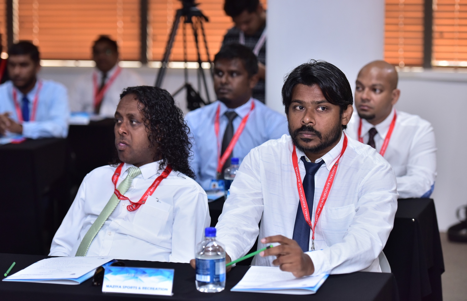 މާލެ: ނޮވެމްބަރު 20، 2016- އެފްއޭއެމްގެ އިންތިހާބީ ކޮންގްރެސްގައި މާޒިޔާގެ އޮފިޝަލުން ބައިވެރިވަނީ: މި އިންތިހާބުގައި އެފްއޭއެމްގެ ރައީސަކަށް އިންތިހާބުކުރި ބައްސާމަށް ގިނަ ކްލަބުތަކުގެ ތާއީދު ލިބުނު.---ފޮޓޯ: ނިޝާން އަލީ/މިހާރު