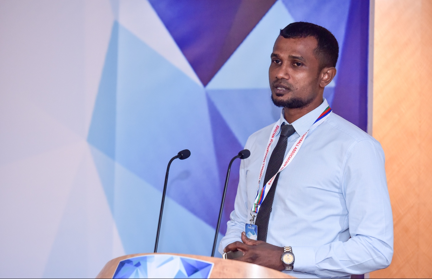 މާލެ: ނޮވެމްބަރު 20، 2016- އެފްއޭއެމްގެ އިންތިހާބީ ކޮންގްރެސްގައި އެތަނުގެ ކުރީގެ ރައީސް އަހުމަދު ތޯރިގް ވާހަކަ ދައްކަވަނީ: ގައުމީ ޓީމުގެ ކުރީގެ ފޯވާޑް ޓޮމް ވަނީ މި އިންތިހާބުން ބަލިވެފައި.---ފޮޓޯ: ނިޝާން އަލީ/މިހާރު