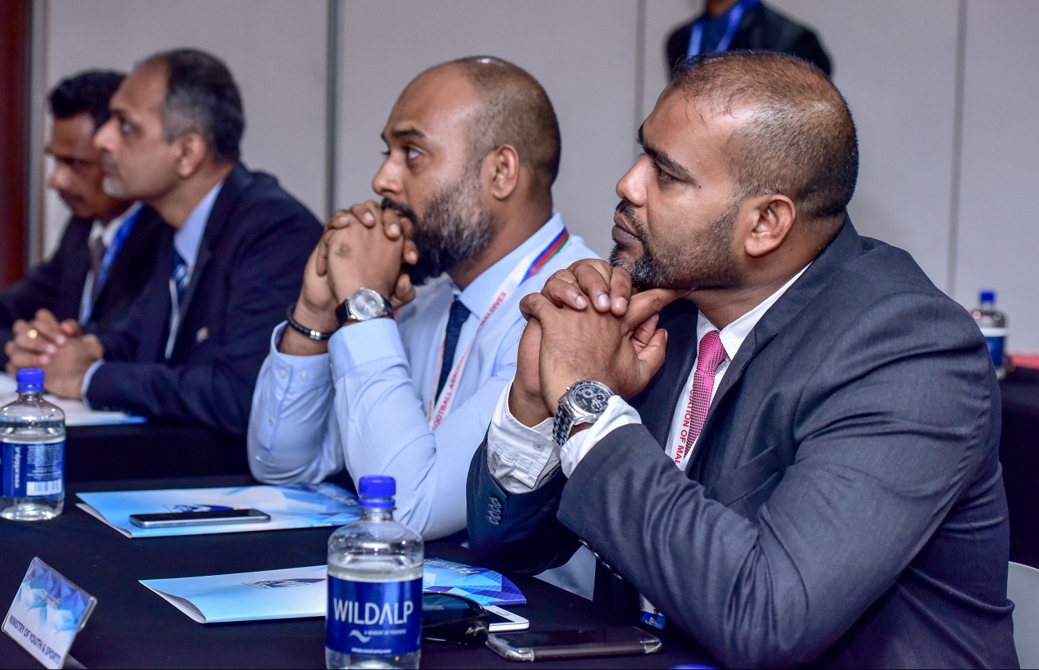 މާލެ: ނޮވެމްބަރު 20، 2016- އެފްއޭއެމްގެ އިންތިހާބީ ކޮންގްރެސްގައި ސްޕޯޓްސް ކޮމިޝަނަރު އަހުމަދު ނަޝީދު(ކ)، އޮލިމްޕިކްސް ކޮމިޓީގެ ރައީސް ޝަވީދު ބައިވެރިވެވަޑައިގަންނަވަނީ.---ފޮޓޯ: ނިޝާން އަލީ/މިހާރު