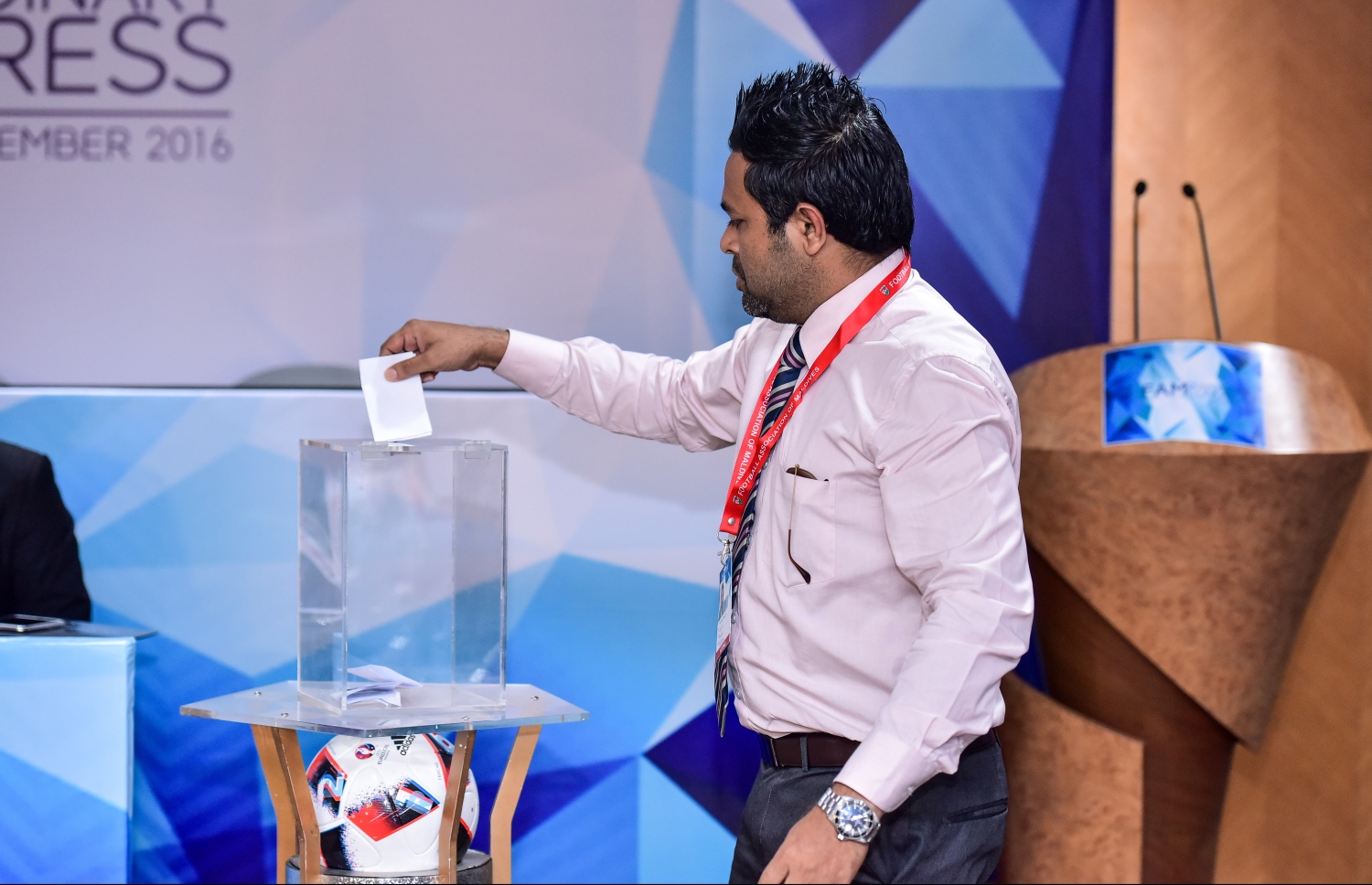 މާލެ: ނޮވެމްބަރު 20، 2016- އެފްއޭއެމްގެ އިންތިހާބީ ކޮންގްރެސްގައި ނައިފަރު ދާއިރާގެ ޕީޕީއެމްގެ މެމްބަރު ޝިޔާމް ވޯޓު ލައްވަނީ: މި އިންތިހާބުގައި އެފްއޭއެމްގެ ރައީސްގެ މަގާމު ކާމިޔާބު ކުރެއްވި ބައްސާމް ވިދާޅުވަނީ އޭނާގެ އެންމެ ބޮޑު ފޯކަސް އަކީ އަތޮޅުތަކުގައި ފުޓުބޯޅަ ކުރިއެރުވުން ކަމަށް.---ފޮޓޯ: ނިޝާން އަލީ/މިހާރު