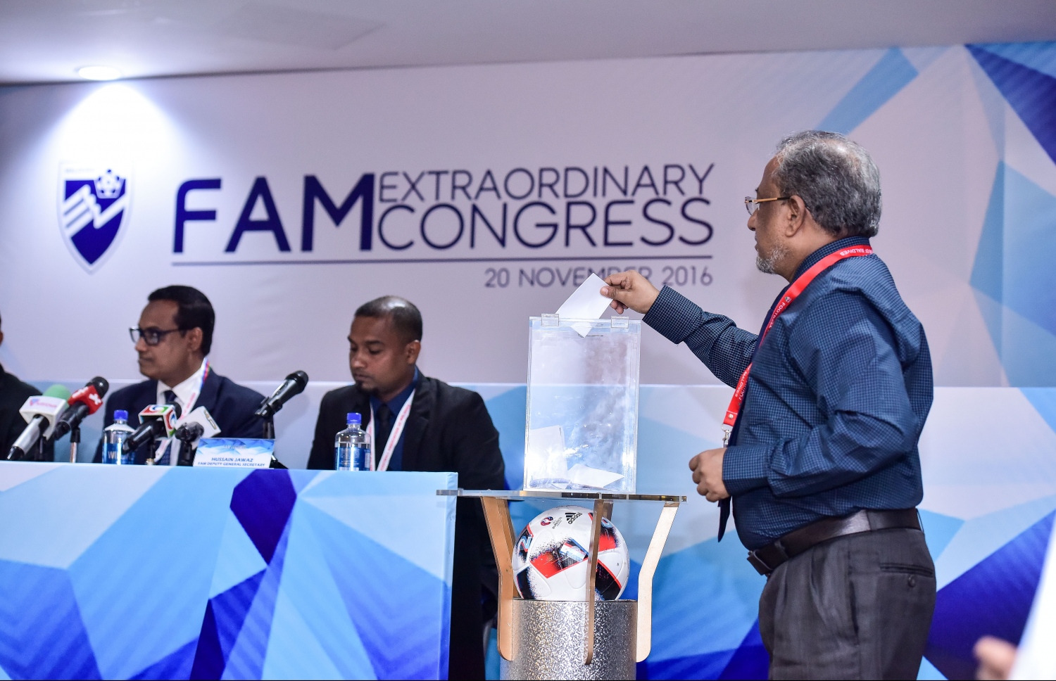 މާލެ: ނޮވެމްބަރު 20، 2016- އެފްއޭއެމްގެ އިންތިހާބީ ކޮންގްރެސްގައި، އެތަނުގެ ރައީސަކަށް އިންތިހާބުކުރި ބައްސާމްގެ ބައްޕަ އަދީލް ވޯޓު ލައްވަނީ: ބައްސާމް ވިދާޅުވަނީ އޭނާގެ އެންމެ ބޮޑު ފޯކަސް އަކީ އަތޮޅުތަކުގައި ފުޓުބޯޅަ ކުރިއެރުވުން ކަމަށް.---ފޮޓޯ: ނިޝާން އަލީ/މިހާރު