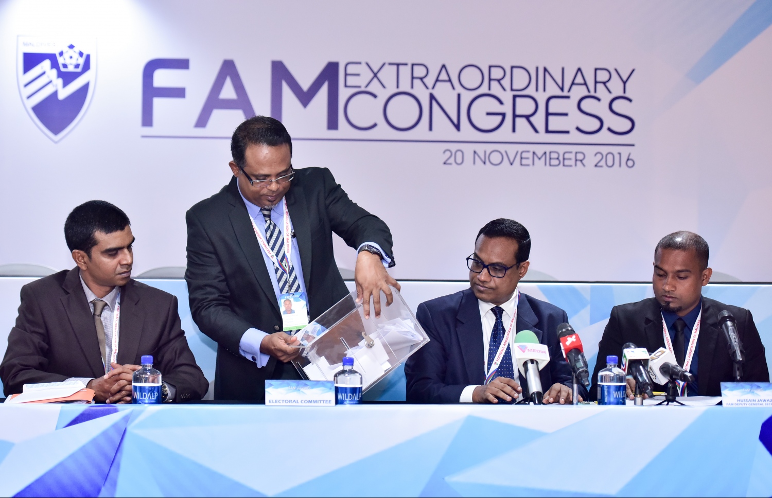 މާލެ: ނޮވެމްބަރު 20، 2016- އެފްއޭއެމްގެ އިންތިހާބީ ކޮންގްރެސްގައި ވޯޓު ގުނަނީ: ރާއްޖޭގެ ފުޓުބޯޅަ އިދާރާގެ މި އިންތިހާބުގައި އެތަނުގެ ރައީސަކަށް 14 ވޯޓުން ހޮވީ ބައްސާމް.---ފޮޓޯ: ނިޝާން އަލީ/މިހާރު