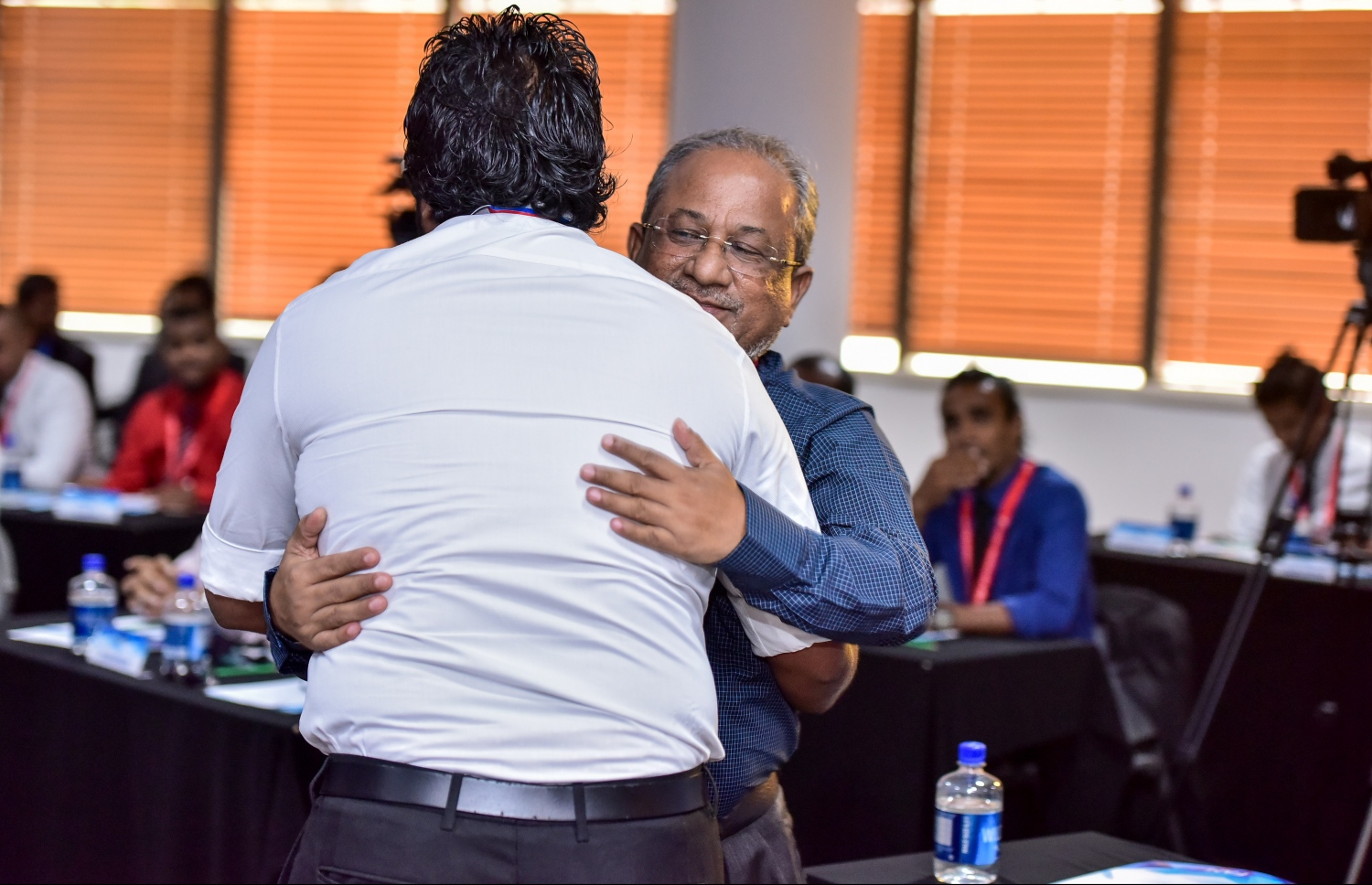 މާލެ: ނޮވެމްބަރު 20، 2016- އެފްއޭއެމްގެ ރައީސަކަށް އިންތިހާބުކުރި އަދީލް ޖަލީލް، އޭނާގެ ބައްޕަ އަދީލްއާ ސަލާމް ކުރައްވަނީ: ރާއްޖޭގެ ފުޓުބޯޅަ އިދާރާގެ ރައީސް ކަމަށް ބައްސާމް އިންތިހާބުކުރީ އަހުމަދު ތޯރިގް (ޓޮމް)ގެ މައްޗަށް ބޮޑު ކާމިޔާބީއެއް ހޯއްދަވައިގެން.---ފޮޓޯ: ނިޝާން އަލީ/މިހާރު