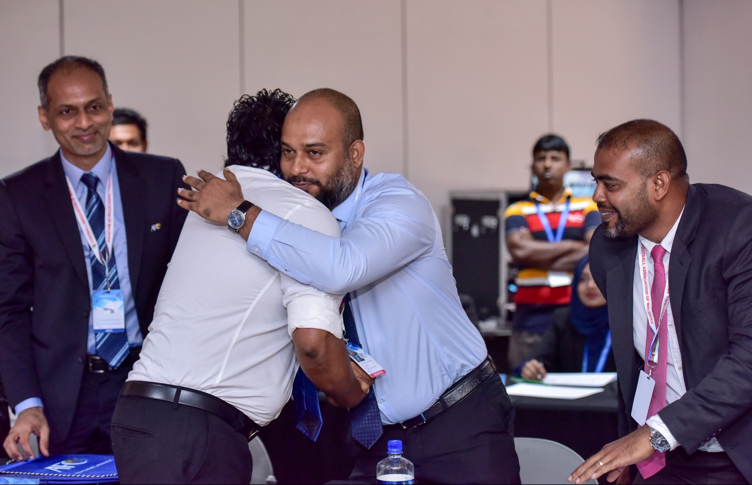 އެފްއޭއެމްގެ އިންތިހާބަށް ފަހު އެ އެސޯސިއޭޝަނުގެ ރައީސް ބައްސާމަށް (ވ) ޝަވީދު މަރުހަބާ ކިޔަނީ. --ފޮޓޯ: ނިޝާން އަލީ/ މިހާރު