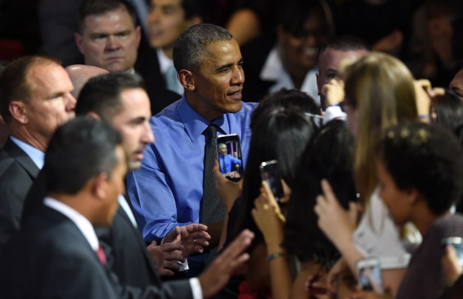 ޕެރޫގެ ދަތުރުފުޅުގައި ކިޔަވާ ކުދިންތަކަކާ އޮބާމާ ބައްދަލު ކުރައްވަނީ. --ފޮޓޯ: އޭއެފްޕީ