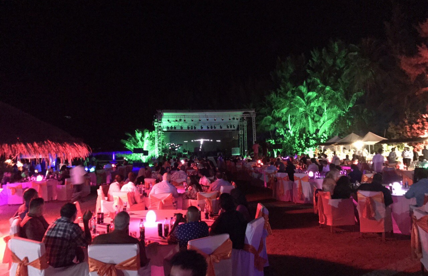 އޮޅުވެލި ރިސޯޓު: ނޮވެމްބަރު 20، 2016- ރާއްޖޭގެ ޓޫރިޒަމްގެ ސިނާއަތުގައި ދޭ އެންމެ ބޮޑު އަދި އެންމެ ޝަރަފްވެރި އެވޯޑް ކަމަށްވާ މޯލްޑިވްސް ޓްރެވެލް އެވޯޑްސް ހަފްލާގެ ތެރެއިން: ‎މަޓާޓޯ ޓްރެވަލް އެވޯޑަކީ ރާއްޖޭގެ ޓޫރިޒަމް ދާއިރާ ތަރައްގީކޮށް ކުރިއަރުވަން މަސައްކަތް ކުރާ އަދި ރާއްޖެ އާއި ރާއްޖޭން ބޭރުން އެ ދާއިރާ އިން ހޮވޭ ފަރާތްތަކަށް ދޭ އެވޯޑެއް. މިއީ މި އެވޯޑް ދޭ ފަސްވަނަ އަހަރު.---ފޮޓޯ: މުހައްމަދު ޝަރުހާން/މިހާރު