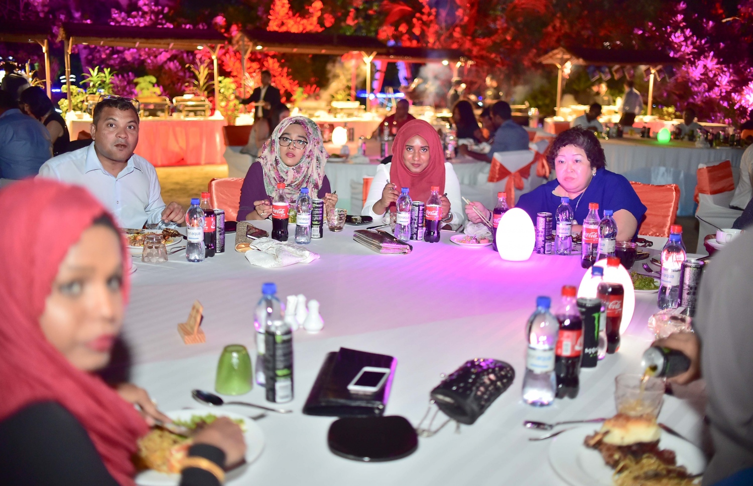 އޮޅުވެލި ރިސޯޓު: ނޮވެމްބަރު 20، 2016- ރާއްޖޭގެ ޓޫރިޒަމްގެ ސިނާއަތުގައި ދޭ އެންމެ ބޮޑު އަދި އެންމެ ޝަރަފްވެރި އެވޯޑް ކަމަށްވާ މޯލްޑިވްސް ޓްރެވެލް އެވޯޑްސް ހަފްލާގެ ތެރެއިން: ‎މަޓާޓޯ ޓްރެވަލް އެވޯޑަކީ ރާއްޖޭގެ ޓޫރިޒަމް ދާއިރާ ތަރައްގީކޮށް ކުރިއަރުވަން މަސައްކަތް ކުރާ އަދި ރާއްޖެ އާއި ރާއްޖޭން ބޭރުން އެ ދާއިރާ އިން ހޮވޭ ފަރާތްތަކަށް ދޭ އެވޯޑެއް. މިއީ މި އެވޯޑް ދޭ ފަސްވަނަ އަހަރު.---ފޮޓޯ: މުހައްމަދު ޝަރުހާން/މިހާރު