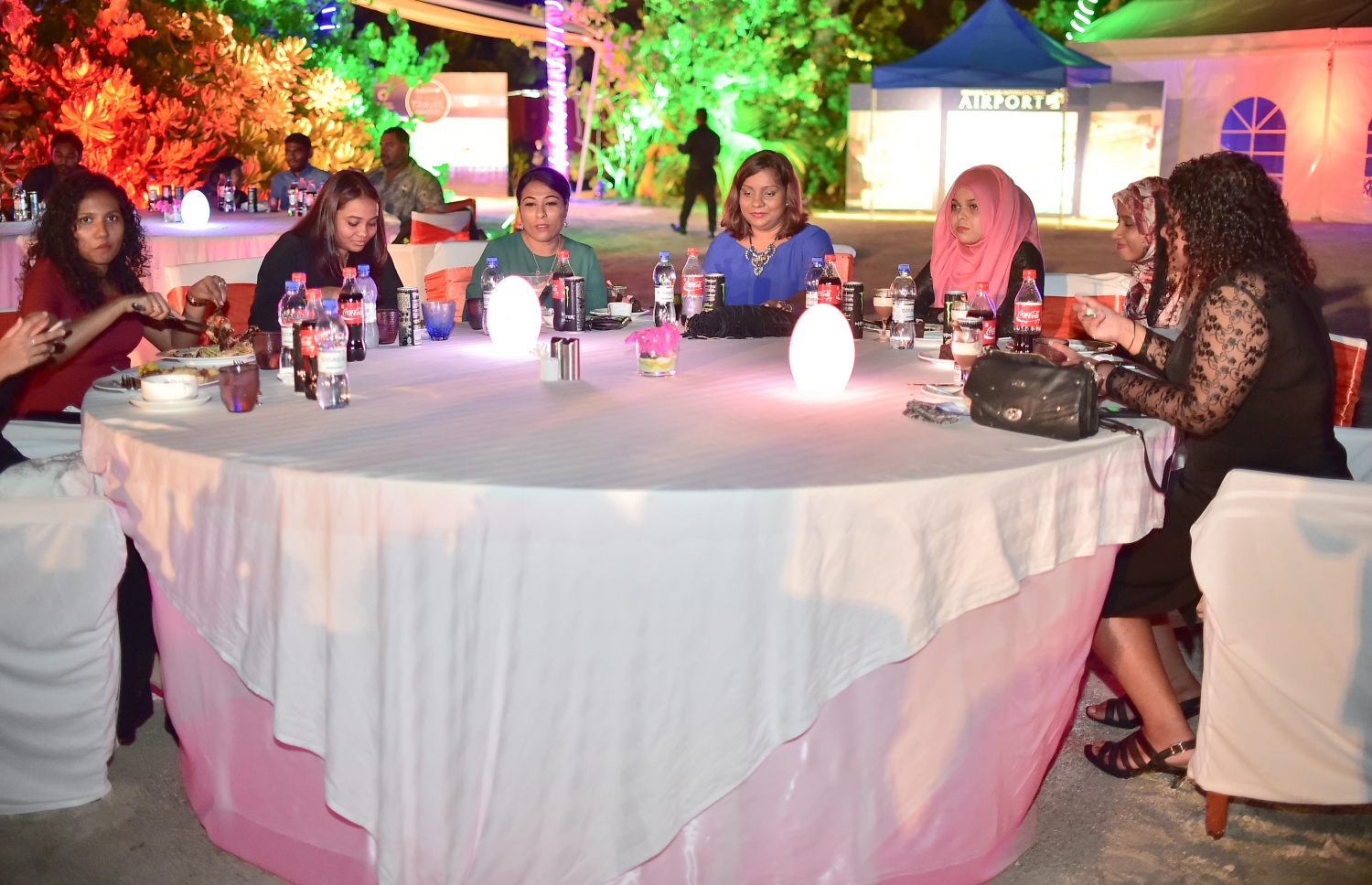 އޮޅުވެލި ރިސޯޓު: ނޮވެމްބަރު 20، 2016- ރާއްޖޭގެ ޓޫރިޒަމްގެ ސިނާއަތުގައި ދޭ އެންމެ ބޮޑު އަދި އެންމެ ޝަރަފްވެރި އެވޯޑް ކަމަށްވާ މޯލްޑިވްސް ޓްރެވެލް އެވޯޑްސް ހަފްލާގެ ތެރެއިން: ‎މަޓާޓޯ ޓްރެވަލް އެވޯޑަކީ ރާއްޖޭގެ ޓޫރިޒަމް ދާއިރާ ތަރައްގީކޮށް ކުރިއަރުވަން މަސައްކަތް ކުރާ އަދި ރާއްޖެ އާއި ރާއްޖޭން ބޭރުން އެ ދާއިރާ އިން ހޮވޭ ފަރާތްތަކަށް ދޭ އެވޯޑެއް. މިއީ މި އެވޯޑް ދޭ ފަސްވަނަ އަހަރު.---ފޮޓޯ: މުހައްމަދު ޝަރުހާން/މިހާރު