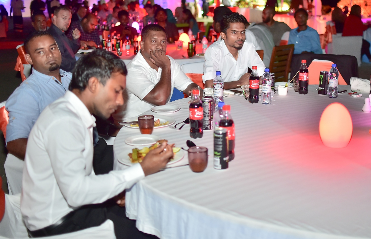 އޮޅުވެލި ރިސޯޓު: ނޮވެމްބަރު 20، 2016- ރާއްޖޭގެ ޓޫރިޒަމްގެ ސިނާއަތުގައި ދޭ އެންމެ ބޮޑު އަދި އެންމެ ޝަރަފްވެރި އެވޯޑް ކަމަށްވާ މޯލްޑިވްސް ޓްރެވެލް އެވޯޑްސް ހަފްލާގެ ތެރެއިން: ‎މަޓާޓޯ ޓްރެވަލް އެވޯޑަކީ ރާއްޖޭގެ ޓޫރިޒަމް ދާއިރާ ތަރައްގީކޮށް ކުރިއަރުވަން މަސައްކަތް ކުރާ އަދި ރާއްޖެ އާއި ރާއްޖޭން ބޭރުން އެ ދާއިރާ އިން ހޮވޭ ފަރާތްތަކަށް ދޭ އެވޯޑެއް. މިއީ މި އެވޯޑް ދޭ ފަސްވަނަ އަހަރު.---ފޮޓޯ: މުހައްމަދު ޝަރުހާން/މިހާރު