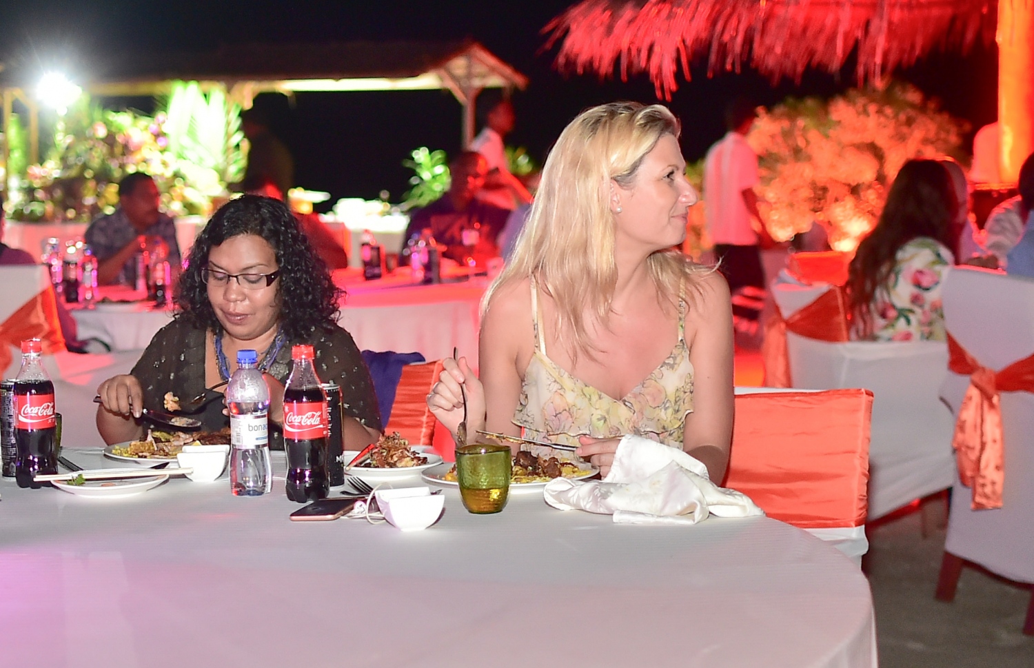 އޮޅުވެލި ރިސޯޓު: ނޮވެމްބަރު 20، 2016- ރާއްޖޭގެ ޓޫރިޒަމްގެ ސިނާއަތުގައި ދޭ އެންމެ ބޮޑު އަދި އެންމެ ޝަރަފްވެރި އެވޯޑް ކަމަށްވާ މޯލްޑިވްސް ޓްރެވެލް އެވޯޑްސް ހަފްލާގެ ތެރެއިން: ‎މަޓާޓޯ ޓްރެވަލް އެވޯޑަކީ ރާއްޖޭގެ ޓޫރިޒަމް ދާއިރާ ތަރައްގީކޮށް ކުރިއަރުވަން މަސައްކަތް ކުރާ އަދި ރާއްޖެ އާއި ރާއްޖޭން ބޭރުން އެ ދާއިރާ އިން ހޮވޭ ފަރާތްތަކަށް ދޭ އެވޯޑެއް. މިއީ މި އެވޯޑް ދޭ ފަސްވަނަ އަހަރު.---ފޮޓޯ: މުހައްމަދު ޝަރުހާން/މިހާރު