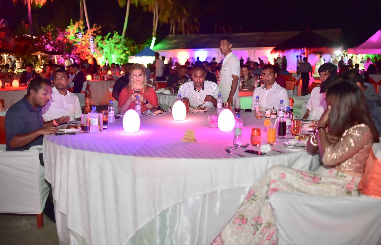 އޮޅުވެލި ރިސޯޓު: ނޮވެމްބަރު 20، 2016- ރާއްޖޭގެ ޓޫރިޒަމްގެ ސިނާއަތުގައި ދޭ އެންމެ ބޮޑު އަދި އެންމެ ޝަރަފްވެރި އެވޯޑް ކަމަށްވާ މޯލްޑިވްސް ޓްރެވެލް އެވޯޑްސް ހަފްލާގެ ތެރެއިން: ‎މަޓާޓޯ ޓްރެވަލް އެވޯޑަކީ ރާއްޖޭގެ ޓޫރިޒަމް ދާއިރާ ތަރައްގީކޮށް ކުރިއަރުވަން މަސައްކަތް ކުރާ އަދި ރާއްޖެ އާއި ރާއްޖޭން ބޭރުން އެ ދާއިރާ އިން ހޮވޭ ފަރާތްތަކަށް ދޭ އެވޯޑެއް. މިއީ މި އެވޯޑް ދޭ ފަސްވަނަ އަހަރު.---ފޮޓޯ: މުހައްމަދު ޝަރުހާން/މިހާރު