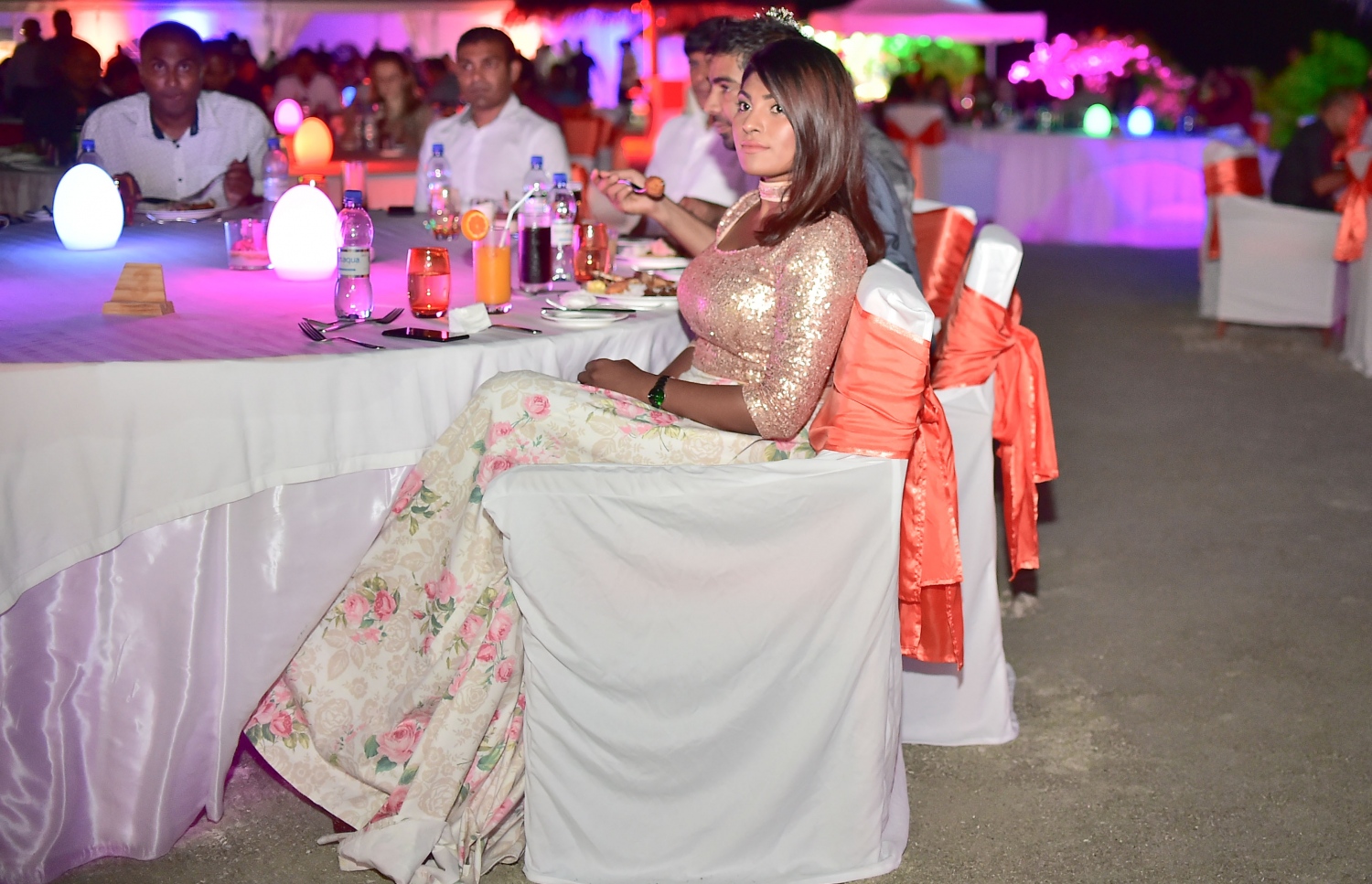 އޮޅުވެލި ރިސޯޓު: ނޮވެމްބަރު 20، 2016- ރާއްޖޭގެ ޓޫރިޒަމްގެ ސިނާއަތުގައި ދޭ އެންމެ ބޮޑު އަދި އެންމެ ޝަރަފްވެރި އެވޯޑް ކަމަށްވާ މޯލްޑިވްސް ޓްރެވެލް އެވޯޑްސް ހަފްލާގެ ތެރެއިން: ‎މަޓާޓޯ ޓްރެވަލް އެވޯޑަކީ ރާއްޖޭގެ ޓޫރިޒަމް ދާއިރާ ތަރައްގީކޮށް ކުރިއަރުވަން މަސައްކަތް ކުރާ އަދި ރާއްޖެ އާއި ރާއްޖޭން ބޭރުން އެ ދާއިރާ އިން ހޮވޭ ފަރާތްތަކަށް ދޭ އެވޯޑެއް. މިއީ މި އެވޯޑް ދޭ ފަސްވަނަ އަހަރު.---ފޮޓޯ: މުހައްމަދު ޝަރުހާން/މިހާރު