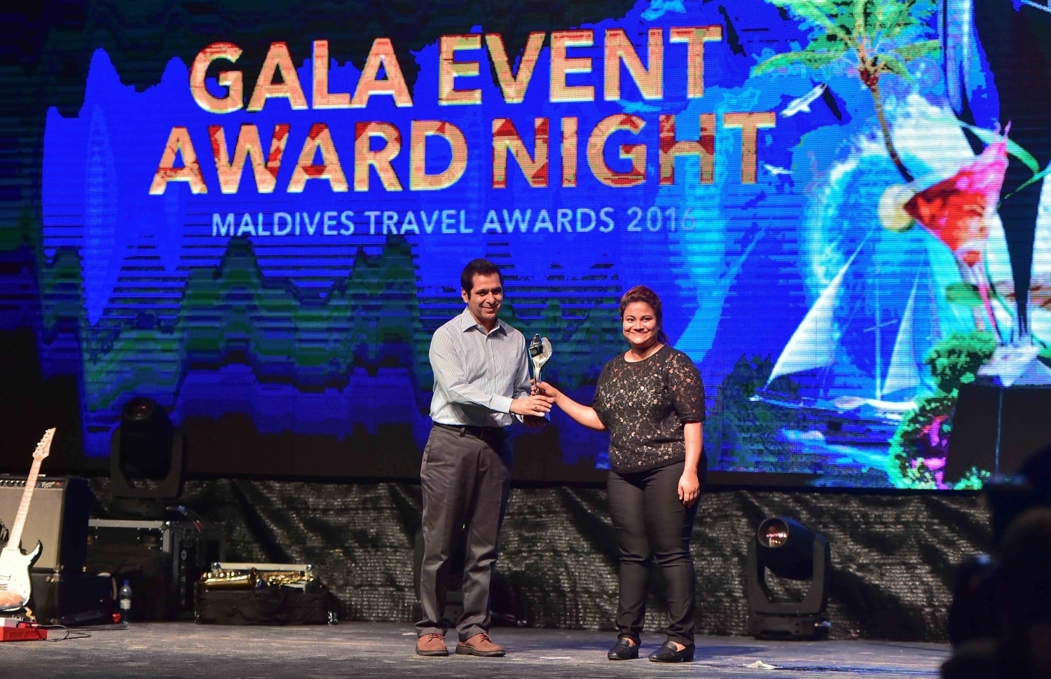 އޮޅުވެލި ރިސޯޓު: ނޮވެމްބަރު 20، 2016- ރާއްޖޭގެ ޓޫރިޒަމްގެ ސިނާއަތުގައި ދޭ އެންމެ ބޮޑު އަދި އެންމެ ޝަރަފްވެރި އެވޯޑް ކަމަށްވާ މޯލްޑިވްސް ޓްރެވަލް އެވޯޑްސް ހަފްލާގައި އެވޯޑް ލިބުން ފަރާތަކަށް އެވޯޑް ހަވާލު ކުރަނީ: ‎މަޓާޓޯ ޓްރެވަލް އެވޯޑަކީ ރާއްޖޭގެ ޓޫރިޒަމް ދާއިރާ ތަރައްގީކޮށް ކުރިއަރުވަން މަސައްކަތް ކުރާ އަދި ރާއްޖެ އާއި ރާއްޖޭން ބޭރުން އެ ދާއިރާ އިން ހޮވޭ ފަރާތްތަކަށް ދޭ އެވޯޑެއް. މިއީ މި އެވޯޑް ދޭ ފަސްވަނަ އަހަރު.---ފޮޓޯ: މުހައްމަދު ޝަރުހާން/މިހާރު