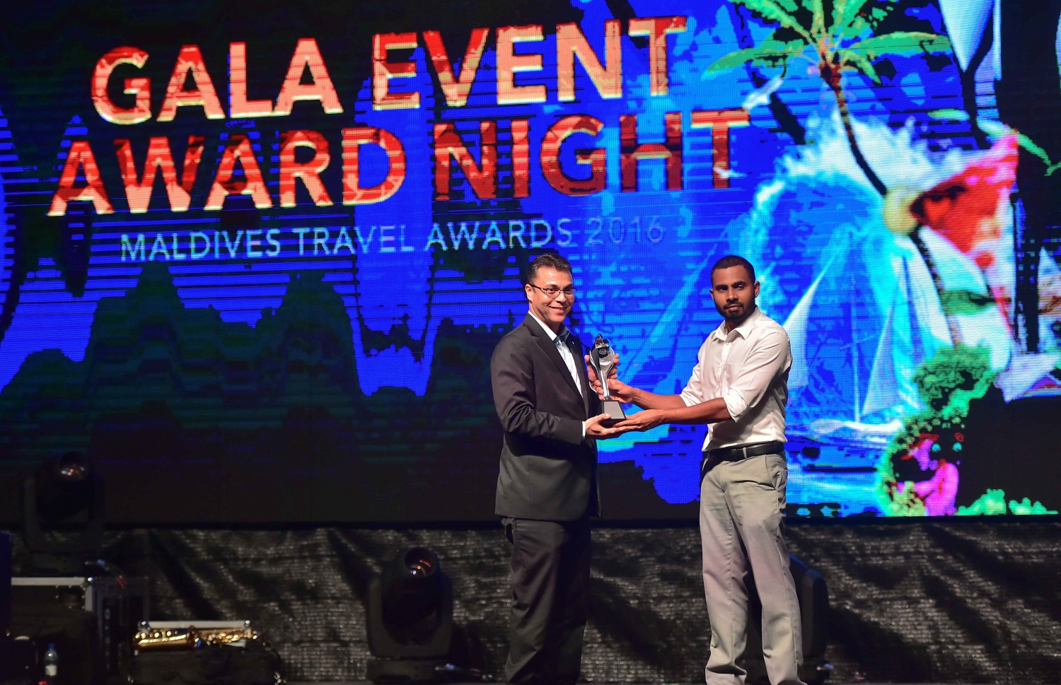 އޮޅުވެލި ރިސޯޓު: ނޮވެމްބަރު 20، 2016- ރާއްޖޭގެ ޓޫރިޒަމްގެ ސިނާއަތުގައި ދޭ އެންމެ ބޮޑު އަދި އެންމެ ޝަރަފްވެރި އެވޯޑް ކަމަށްވާ މޯލްޑިވްސް ޓްރެވަލް އެވޯޑްސް ހަފްލާގައި އެވޯޑް ލިބުން ފަރާތަކަށް އެވޯޑް ހަވާލު ކުރަނީ: ‎މަޓާޓޯ ޓްރެވަލް އެވޯޑަކީ ރާއްޖޭގެ ޓޫރިޒަމް ދާއިރާ ތަރައްގީކޮށް ކުރިއަރުވަން މަސައްކަތް ކުރާ އަދި ރާއްޖެ އާއި ރާއްޖޭން ބޭރުން އެ ދާއިރާ އިން ހޮވޭ ފަރާތްތަކަށް ދޭ އެވޯޑެއް. މިއީ މި އެވޯޑް ދޭ ފަސްވަނަ އަހަރު.---ފޮޓޯ: މުހައްމަދު ޝަރުހާން/މިހާރު