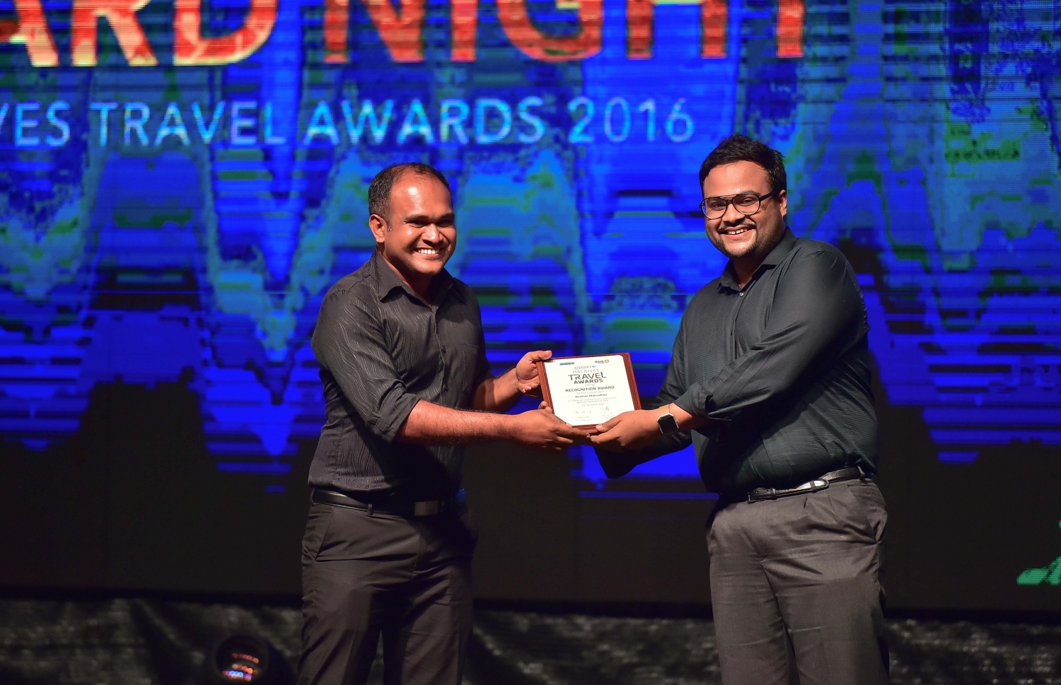 އޮޅުވެލި ރިސޯޓު: ނޮވެމްބަރު 20، 2016: ރާއްޖޭގެ ޓޫރިޒަމްގެ ސިނާއަތުގައި ދޭ އެންމެ ބޮޑު އަދި އެންމެ ޝަރަފްވެރި އެވޯޑް ކަމަށްވާ މޯލްޑިވްސް ޓްރެވަލް އެވޯޑްސް ހަފްލާގައި ހަނދާނީ ލިޔުމެއް ދެނީ: މިއަހަރު 35 ކެޓެގަރީ އަކުން ވަނީ އެވޯޑް ދީފައި، އެންމެ ގިނަ އެވޯޑުތައް ވަނީ ބަނޑޮސް އައިލެންޑް ރިސޯޓުން ހޯދައިފައި، އަދި އެންމެ މޮޅު ލަގްޒަރީ ރިސޯޓަކަށް ވަނީ ކޮންރަޑް މޯލްޑިވްސް ރަންގަލި ރިސޯޓް ހޮވިފައި.-- ފޮޓޯ: މުހައްމަދު ޝަރުހާން/ މިހާރު