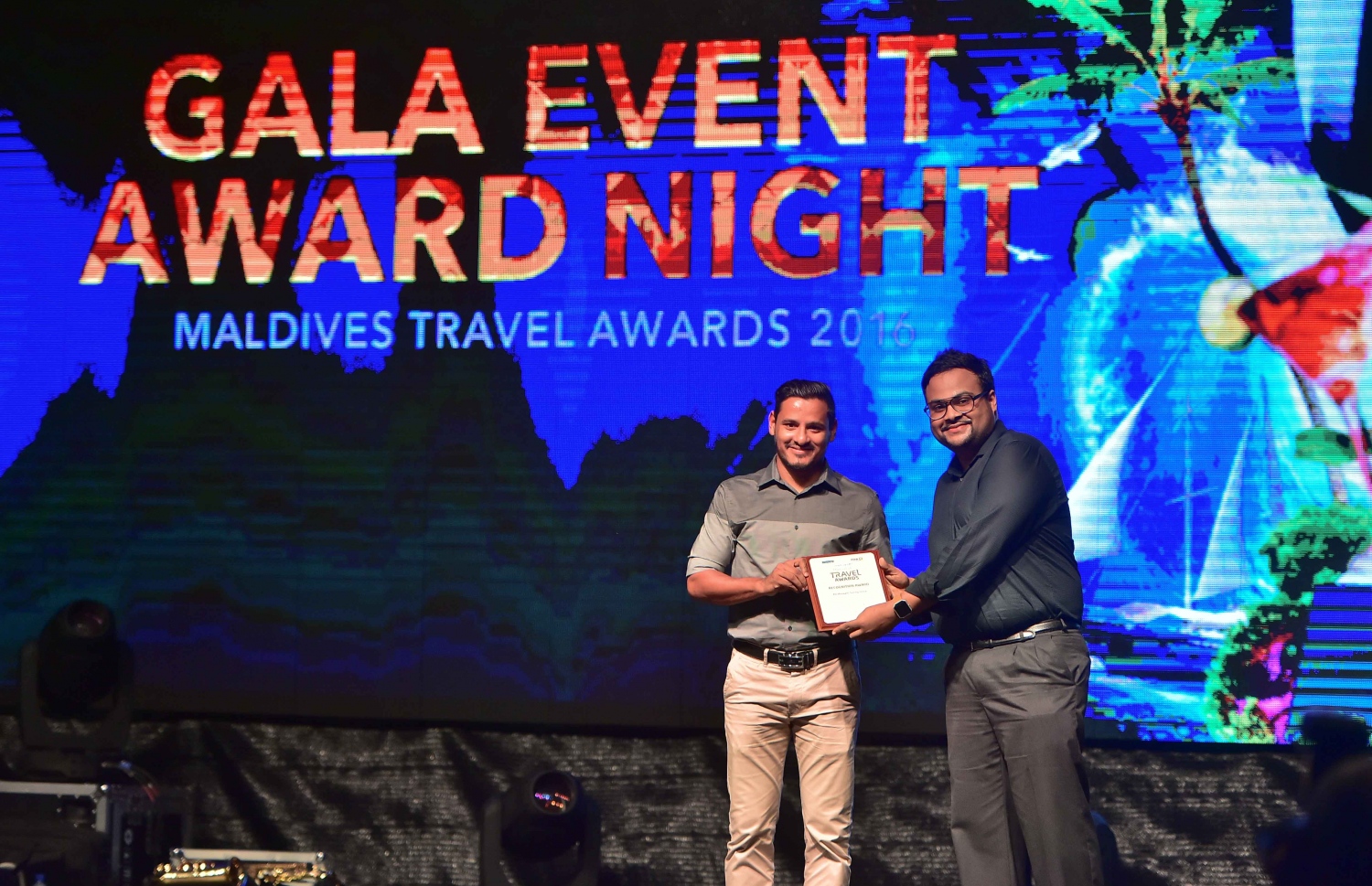 އޮޅުވެލި ރިސޯޓު: ނޮވެމްބަރު 20، 2016- ރާއްޖޭގެ ޓޫރިޒަމްގެ ސިނާއަތުގައި ދޭ އެންމެ ބޮޑު އަދި އެންމެ ޝަރަފްވެރި އެވޯޑް ކަމަށްވާ މޯލްޑިވްސް ޓްރެވަލް އެވޯޑްސް ހަފްލާގައި ހަނދާނީ ލިޔުމެއް ދެނީ: މިއަހަރު 35 ކެޓެގަރީ އަކުން ވަނީ އެވޯޑް ދީފައި، އެންމެ ގިނަ އެވޯޑުތައް ވަނީ ބަނޑޮސް އައިލެންޑް ރިސޯޓުން ހޯދައިފައި، އަދި އެންމެ މޮޅު ލަގްޒަރީ ރިސޯޓަކަށް ވަނީ ކޮންރަޑް މޯލްޑިވްސް ރަންގަލި ރިސޯޓް ހޮވިފައި.-- ފޮޓޯ: މުހައްމަދު ޝަރުހާން/ މިހާރު