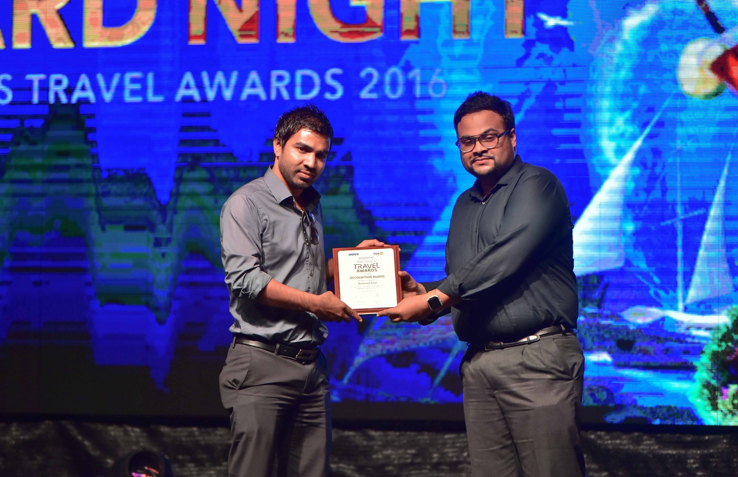 އޮޅުވެލި ރިސޯޓު: ނޮވެމްބަރު 20، 2016: ރާއްޖޭގެ ޓޫރިޒަމްގެ ސިނާއަތުގައި ދޭ އެންމެ ބޮޑު އަދި އެންމެ ޝަރަފްވެރި އެވޯޑް ކަމަށްވާ މޯލްޑިވްސް ޓްރެވަލް އެވޯޑްސް ހަފްލާގައި ހަނދާނީ ލިޔުމެއް ދެނީ: މިއަހަރު 35 ކެޓެގަރީ އަކުން ވަނީ އެވޯޑް ދީފައި، އެންމެ ގިނަ އެވޯޑުތައް ވަނީ ބަނޑޮސް އައިލެންޑް ރިސޯޓުން ހޯދައިފައި، އަދި އެންމެ މޮޅު ލަގްޒަރީ ރިސޯޓަކަށް ވަނީ ކޮންރަޑް މޯލްޑިވްސް ރަންގަލި ރިސޯޓް ހޮވިފައި.-- ފޮޓޯ: މުހައްމަދު ޝަރުހާން/ މިހާރު