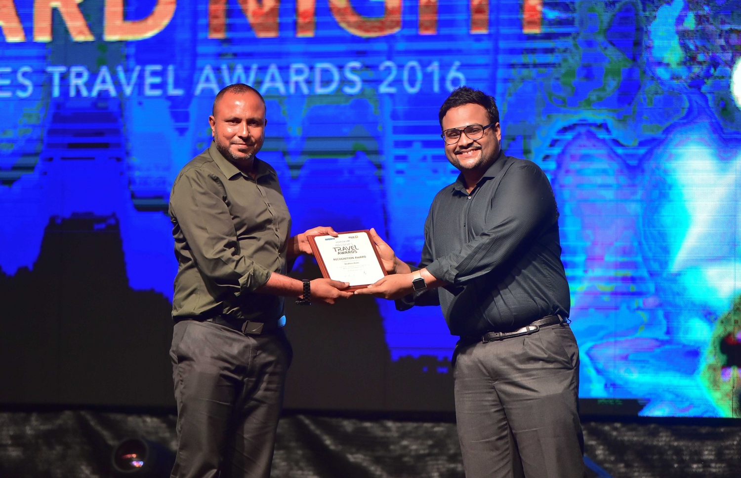 އޮޅުވެލި ރިސޯޓު: ނޮވެމްބަރު 20، 2016: ރާއްޖޭގެ ޓޫރިޒަމްގެ ސިނާއަތުގައި ދޭ އެންމެ ބޮޑު އަދި އެންމެ ޝަރަފްވެރި އެވޯޑް ކަމަށްވާ މޯލްޑިވްސް ޓްރެވަލް އެވޯޑްސް ހަފްލާގައި ހަނދާނީ ލިޔުމެއް ދެނީ: މިއަހަރު 35 ކެޓެގަރީ އަކުން ވަނީ އެވޯޑް ދީފައި، އެންމެ ގިނަ އެވޯޑުތައް ވަނީ ބަނޑޮސް އައިލެންޑް ރިސޯޓުން ހޯދައިފައި، އަދި އެންމެ މޮޅު ލަގްޒަރީ ރިސޯޓަކަށް ވަނީ ކޮންރަޑް މޯލްޑިވްސް ރަންގަލި ރިސޯޓް ހޮވިފައި.-- ފޮޓޯ: މުހައްމަދު ޝަރުހާން/ މިހާރު