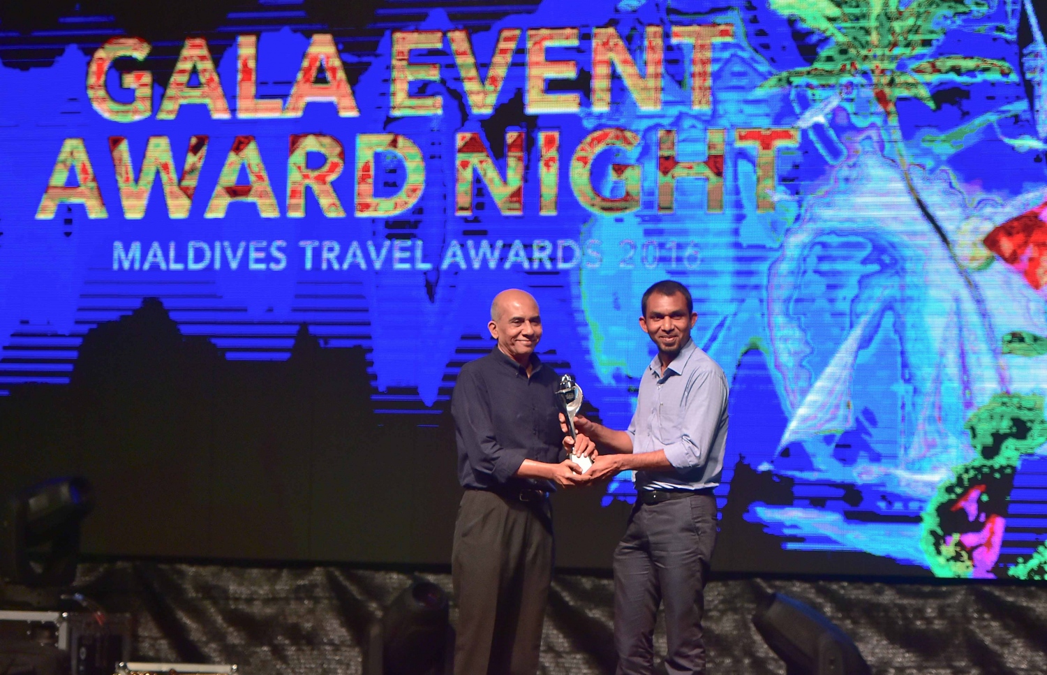 އޮޅުވެލި ރިސޯޓު: ނޮވެމްބަރު 20، 2016- ރާއްޖޭގެ ޓޫރިޒަމްގެ ސިނާއަތުގައި ދޭ އެންމެ ބޮޑު އަދި އެންމެ ޝަރަފްވެރި އެވޯޑް ކަމަށްވާ މޯލްޑިވްސް ޓްރެވަލް އެވޯޑްސް ހަފްލާގައި އެވޯޑް ލިބުން ފަރާތަކަށް އެވޯޑް ހަވާލު ކުރަނީ: ‎މަޓާޓޯ ޓްރެވަލް އެވޯޑަކީ ރާއްޖޭގެ ޓޫރިޒަމް ދާއިރާ ތަރައްގީކޮށް ކުރިއަރުވަން މަސައްކަތް ކުރާ އަދި ރާއްޖެ އާއި ރާއްޖޭން ބޭރުން އެ ދާއިރާ އިން ހޮވޭ ފަރާތްތަކަށް ދޭ އެވޯޑެއް. މިއީ މި އެވޯޑް ދޭ ފަސްވަނަ އަހަރު.---ފޮޓޯ: މުހައްމަދު ޝަރުހާން/މިހާރު