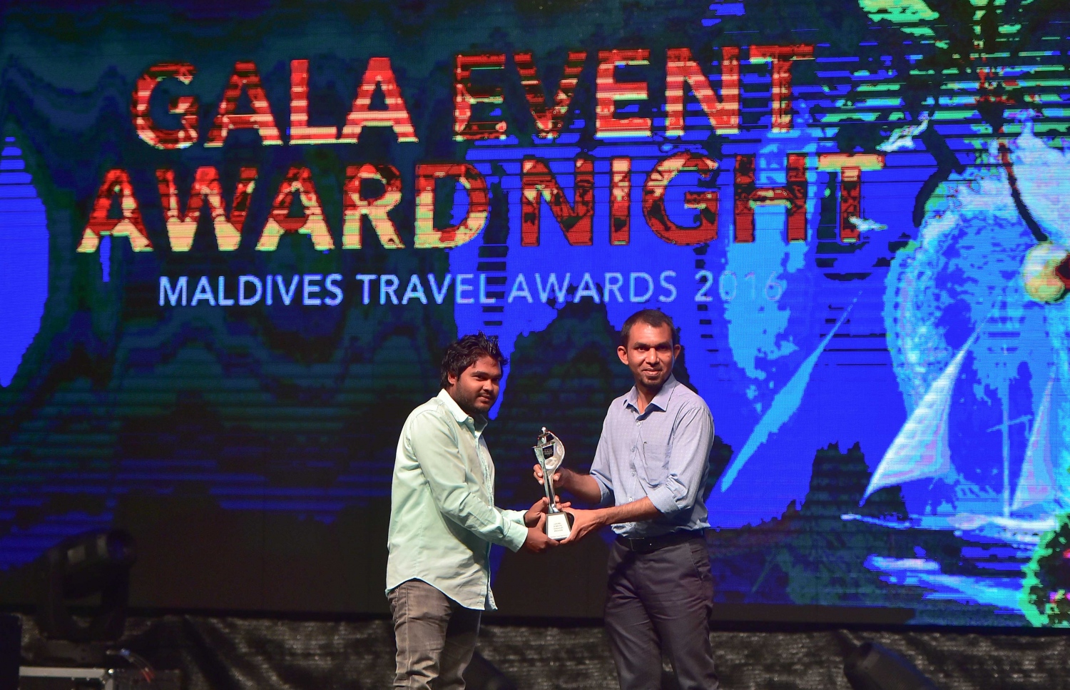 އޮޅުވެލި ރިސޯޓު: ނޮވެމްބަރު 20، 2016: ރާއްޖޭގެ ޓޫރިޒަމްގެ ސިނާއަތުގައި ދޭ އެންމެ ބޮޑު އަދި އެންމެ ޝަރަފްވެރި އެވޯޑް ކަމަށްވާ މޯލްޑިވްސް ޓްރެވަލް އެވޯޑްސް ހަފްލާގައި އެވޯޑް ލިބުން ފަރާތަކަށް އެވޯޑް ދެނީ: މިއަހަރު 35 ކެޓެގަރީ އަކުން ވަނީ އެވޯޑް ދީފައި، އެންމެ ގިނަ އެވޯޑުތައް ވަނީ ބަނޑޮސް އައިލެންޑް ރިސޯޓުން ހޯދައިފައި، އަދި އެންމެ މޮޅު ލަގްޒަރީ ރިސޯޓަކަށް ވަނީ ކޮންރަޑް މޯލްޑިވްސް ރަންގަލި ރިސޯޓް ހޮވިފައި.-- ފޮޓޯ: މުހައްމަދު ޝަރުހާން/ މިހާރު