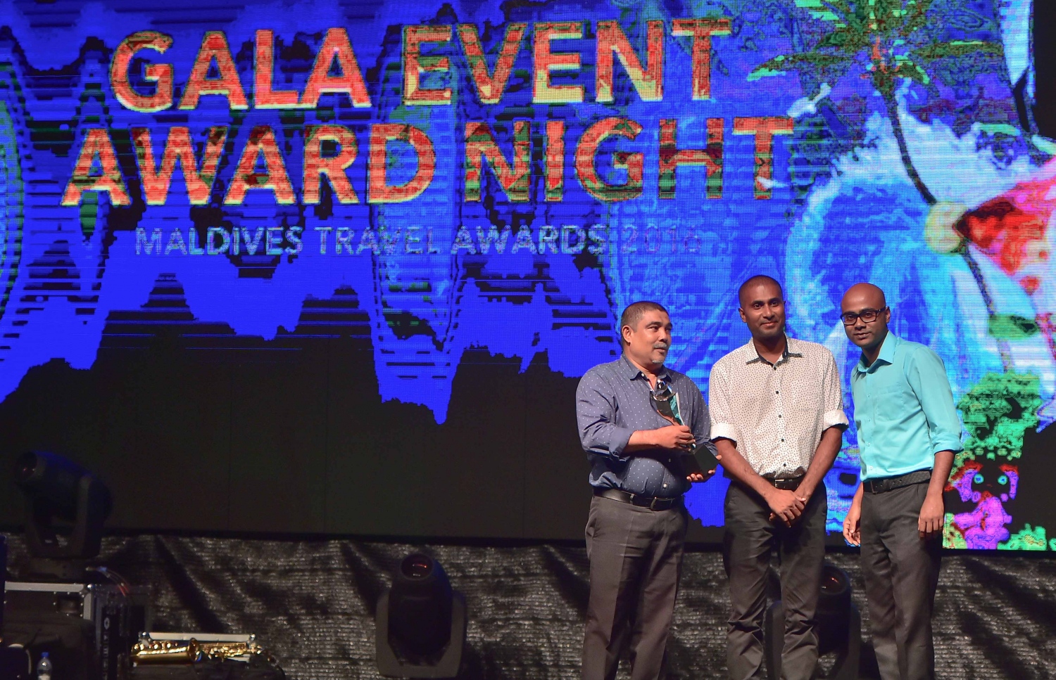 އޮޅުވެލި ރިސޯޓު: ނޮވެމްބަރު 20، 2016- ރާއްޖޭގެ ޓޫރިޒަމްގެ ސިނާއަތުގައި ދޭ އެންމެ ބޮޑު އަދި އެންމެ ޝަރަފްވެރި އެވޯޑް ކަމަށްވާ މޯލްޑިވްސް ޓްރެވަލް އެވޯޑްސް ހަފްލާގެ ތެރެއިން: ‎މަޓާޓޯ ޓްރެވަލް އެވޯޑަކީ ރާއްޖޭގެ ޓޫރިޒަމް ދާއިރާ ތަރައްގީކޮށް ކުރިއަރުވަން މަސައްކަތް ކުރާ އަދި ރާއްޖެ އާއި ރާއްޖޭން ބޭރުން އެ ދާއިރާ އިން ހޮވޭ ފަރާތްތަކަށް ދޭ އެވޯޑެއް. މިއީ މި އެވޯޑް ދޭ ފަސްވަނަ އަހަރު.---ފޮޓޯ: މުހައްމަދު ޝަރުހާން/މިހާރު