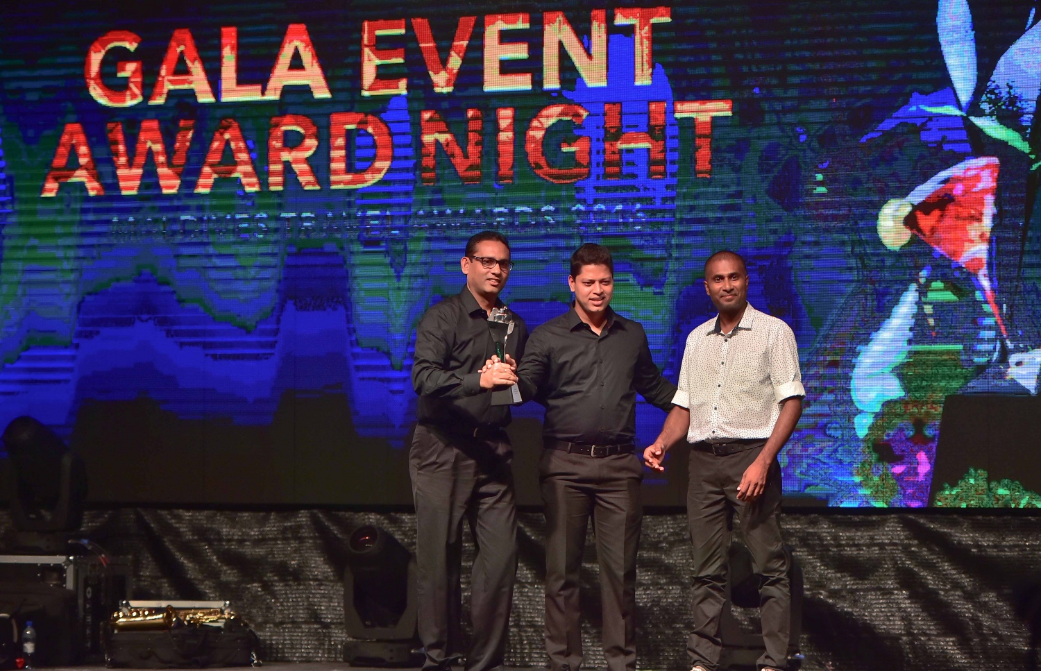 އޮޅުވެލި ރިސޯޓު: ނޮވެމްބަރު 20، 2016- ރާއްޖޭގެ ޓޫރިޒަމްގެ ސިނާއަތުގައި ދޭ އެންމެ ބޮޑު އަދި އެންމެ ޝަރަފްވެރި އެވޯޑް ކަމަށްވާ މޯލްޑިވްސް ޓްރެވަލް އެވޯޑްސް ހަފްލާގެ ތެރެއިން: ‎މަޓާޓޯ ޓްރެވަލް އެވޯޑަކީ ރާއްޖޭގެ ޓޫރިޒަމް ދާއިރާ ތަރައްގީކޮށް ކުރިއަރުވަން މަސައްކަތް ކުރާ އަދި ރާއްޖެ އާއި ރާއްޖޭން ބޭރުން އެ ދާއިރާ އިން ހޮވޭ ފަރާތްތަކަށް ދޭ އެވޯޑެއް. މިއީ މި އެވޯޑް ދޭ ފަސްވަނަ އަހަރު.---ފޮޓޯ: މުހައްމަދު ޝަރުހާން/މިހާރު