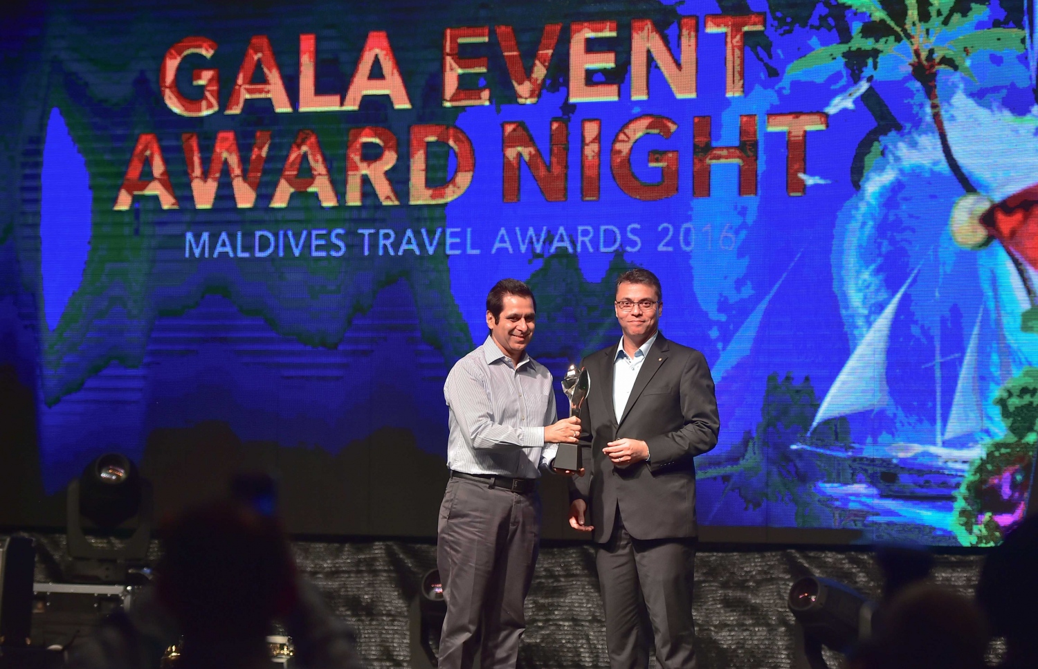 އޮޅުވެލި ރިސޯޓު: ނޮވެމްބަރު 20، 2016- ރާއްޖޭގެ ޓޫރިޒަމްގެ ސިނާއަތުގައި ދޭ އެންމެ ބޮޑު އަދި އެންމެ ޝަރަފްވެރި އެވޯޑް ކަމަށްވާ މޯލްޑިވްސް ޓްރެވަލް އެވޯޑްސް ހަފްލާގައި އެވޯޑް ލިބުން ފަރާތަކަށް އެވޯޑް ހަވާލު ކުރަނީ: ‎މަޓާޓޯ ޓްރެވަލް އެވޯޑަކީ ރާއްޖޭގެ ޓޫރިޒަމް ދާއިރާ ތަރައްގީކޮށް ކުރިއަރުވަން މަސައްކަތް ކުރާ އަދި ރާއްޖެ އާއި ރާއްޖޭން ބޭރުން އެ ދާއިރާ އިން ހޮވޭ ފަރާތްތަކަށް ދޭ އެވޯޑެއް. މިއީ މި އެވޯޑް ދޭ ފަސްވަނަ އަހަރު.---ފޮޓޯ: މުހައްމަދު ޝަރުހާން/މިހާރު