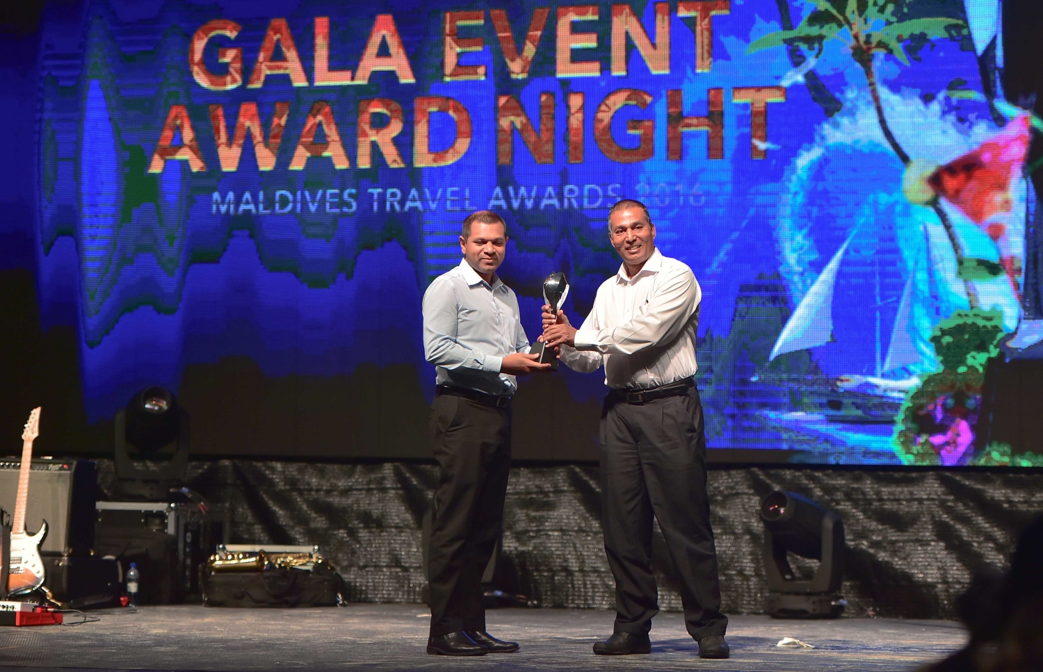 އޮޅުވެލި ރިސޯޓު: ނޮވެމްބަރު 20، 2016- ރާއްޖޭގެ ޓޫރިޒަމްގެ ސިނާއަތުގައި ދޭ އެންމެ ބޮޑު އަދި އެންމެ ޝަރަފްވެރި އެވޯޑް ކަމަށްވާ މޯލްޑިވްސް ޓްރެވަލް އެވޯޑްސް ހަފްލާގައި އެވޯޑް ލިބުން ފަރާތަކަށް އެވޯޑް ހަވާލު ކުރަނީ: ‎މަޓާޓޯ ޓްރެވަލް އެވޯޑަކީ ރާއްޖޭގެ ޓޫރިޒަމް ދާއިރާ ތަރައްގީކޮށް ކުރިއަރުވަން މަސައްކަތް ކުރާ އަދި ރާއްޖެ އާއި ރާއްޖޭން ބޭރުން އެ ދާއިރާ އިން ހޮވޭ ފަރާތްތަކަށް ދޭ އެވޯޑެއް. މިއީ މި އެވޯޑް ދޭ ފަސްވަނަ އަހަރު.---ފޮޓޯ: މުހައްމަދު ޝަރުހާން/މިހާރު