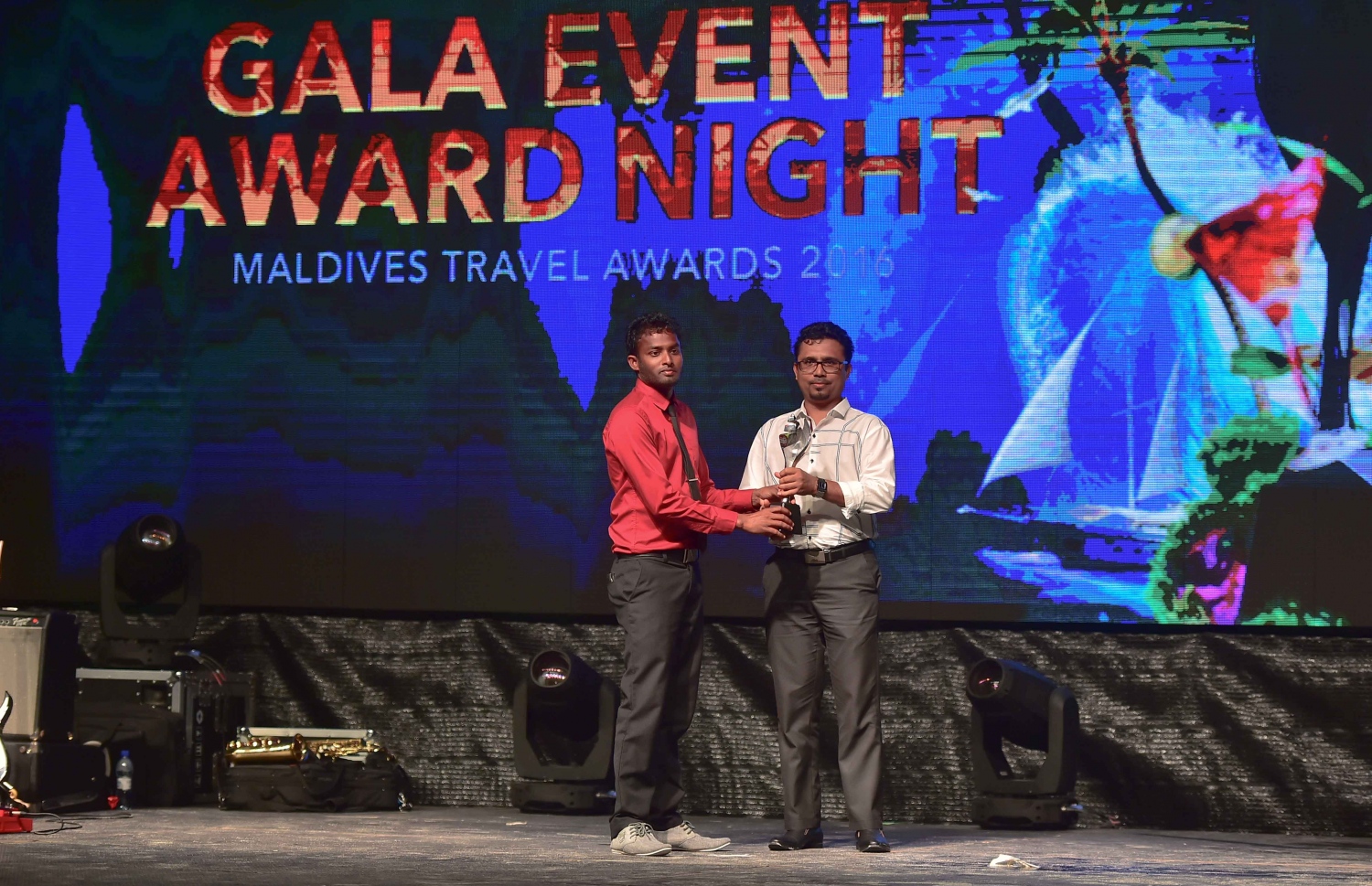 އޮޅުވެލި ރިސޯޓު: ނޮވެމްބަރު 20، 2016- ރާއްޖޭގެ ޓޫރިޒަމްގެ ސިނާއަތުގައި ދޭ އެންމެ ބޮޑު އަދި އެންމެ ޝަރަފްވެރި އެވޯޑް ކަމަށްވާ މޯލްޑިވްސް ޓްރެވަލް އެވޯޑްސް ހަފްލާގައި އެވޯޑް ލިބުން ފަރާތަކަށް އެވޯޑް ހަވާލު ކުރަނީ: ‎މަޓާޓޯ ޓްރެވަލް އެވޯޑަކީ ރާއްޖޭގެ ޓޫރިޒަމް ދާއިރާ ތަރައްގީކޮށް ކުރިއަރުވަން މަސައްކަތް ކުރާ އަދި ރާއްޖެ އާއި ރާއްޖޭން ބޭރުން އެ ދާއިރާ އިން ހޮވޭ ފަރާތްތަކަށް ދޭ އެވޯޑެއް. މިއީ މި އެވޯޑް ދޭ ފަސްވަނަ އަހަރު.---ފޮޓޯ: މުހައްމަދު ޝަރުހާން/މިހާރު