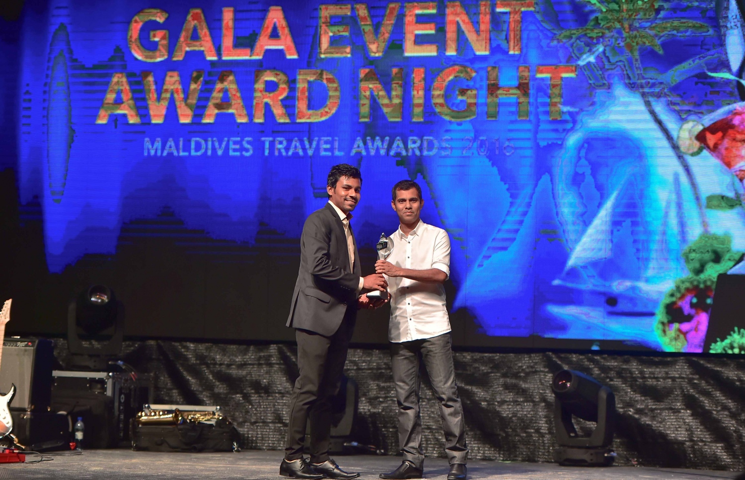 އޮޅުވެލި ރިސޯޓު: ނޮވެމްބަރު 20، 2016- ރާއްޖޭގެ ޓޫރިޒަމްގެ ސިނާއަތުގައި ދޭ އެންމެ ބޮޑު އަދި އެންމެ ޝަރަފްވެރި އެވޯޑް ކަމަށްވާ މޯލްޑިވްސް ޓްރެވަލް އެވޯޑްސް ހަފްލާގައި އެވޯޑް ލިބުން ފަރާތަކަށް އެވޯޑް ހަވާލު ކުރަނީ: ‎މަޓާޓޯ ޓްރެވަލް އެވޯޑަކީ ރާއްޖޭގެ ޓޫރިޒަމް ދާއިރާ ތަރައްގީކޮށް ކުރިއަރުވަން މަސައްކަތް ކުރާ އަދި ރާއްޖެ އާއި ރާއްޖޭން ބޭރުން އެ ދާއިރާ އިން ހޮވޭ ފަރާތްތަކަށް ދޭ އެވޯޑެއް. މިއީ މި އެވޯޑް ދޭ ފަސްވަނަ އަހަރު.---ފޮޓޯ: މުހައްމަދު ޝަރުހާން/މިހާރު