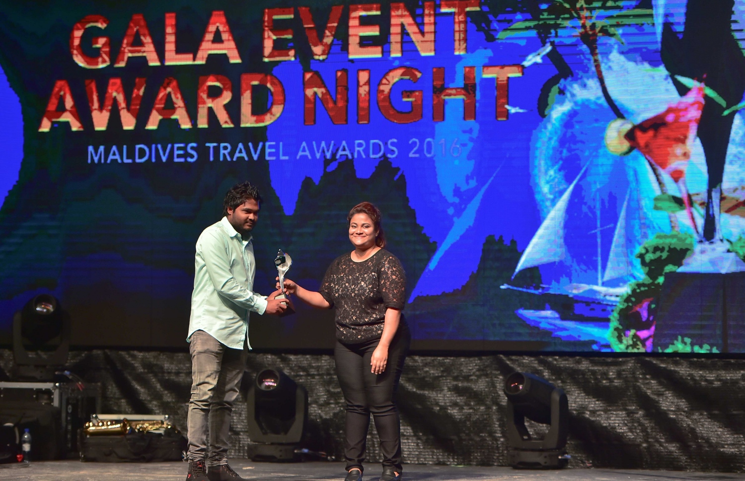 އޮޅުވެލި ރިސޯޓު: ނޮވެމްބަރު 20، 2016- ރާއްޖޭގެ ޓޫރިޒަމްގެ ސިނާއަތުގައި ދޭ އެންމެ ބޮޑު އަދި އެންމެ ޝަރަފްވެރި އެވޯޑް ކަމަށްވާ މޯލްޑިވްސް ޓްރެވަލް އެވޯޑްސް ހަފްލާގައި އެވޯޑް ލިބުން ފަރާތަކަށް އެވޯޑް ހަވާލު ކުރަނީ: ‎މަޓާޓޯ ޓްރެވަލް އެވޯޑަކީ ރާއްޖޭގެ ޓޫރިޒަމް ދާއިރާ ތަރައްގީކޮށް ކުރިއަރުވަން މަސައްކަތް ކުރާ އަދި ރާއްޖެ އާއި ރާއްޖޭން ބޭރުން އެ ދާއިރާ އިން ހޮވޭ ފަރާތްތަކަށް ދޭ އެވޯޑެއް. މިއީ މި އެވޯޑް ދޭ ފަސްވަނަ އަހަރު.---ފޮޓޯ: މުހައްމަދު ޝަރުހާން/މިހާރު