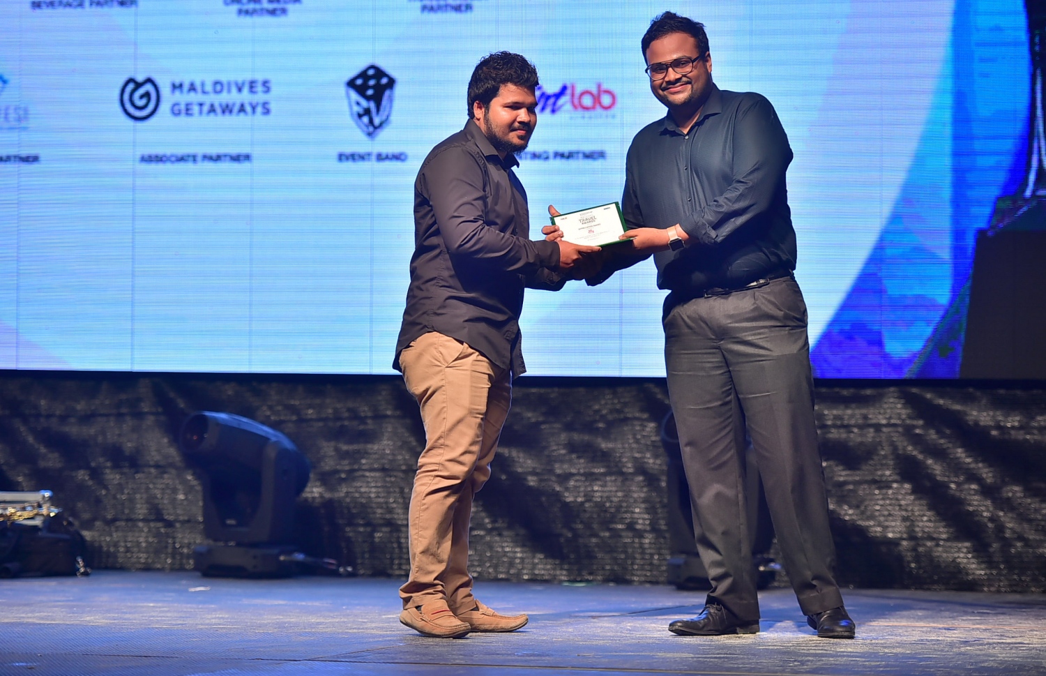 އޮޅުވެލި ރިސޯޓު: ނޮވެމްބަރު 20، 2016- ރާއްޖޭގެ ޓޫރިޒަމްގެ ސިނާއަތުގައި ދޭ އެންމެ ބޮޑު އަދި އެންމެ ޝަރަފްވެރި އެވޯޑް ކަމަށްވާ މޯލްޑިވްސް ޓްރެވަލް އެވޯޑްސްގެ އޮންލައިން މީޑިއާ ޕާޓްނަރު "މިހާރު" އަށް ހަނދާނީ ލިޔުން ހަވާލުކުރަނީ.---ފޮޓޯ: މުހައްމަދު ޝަރުހާން/މިހާރު