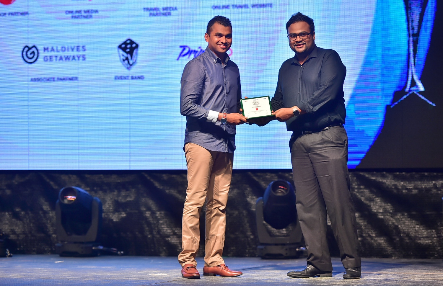 އޮޅުވެލި ރިސޯޓު: ނޮވެމްބަރު 20، 2016- ރާއްޖޭގެ ޓޫރިޒަމްގެ ސިނާއަތުގައި ދޭ އެންމެ ބޮޑު އަދި އެންމެ ޝަރަފްވެރި އެވޯޑް ކަމަށްވާ މޯލްޑިވްސް ޓްރެވަލް އެވޯޑްސް ހަފްލާގައި އެވޯޑް ލިބުން ފަރާތަކަށް އެވޯޑް ހަވާލު ކުރަނީ: ‎މަޓާޓޯ ޓްރެވަލް އެވޯޑަކީ ރާއްޖޭގެ ޓޫރިޒަމް ދާއިރާ ތަރައްގީކޮށް ކުރިއަރުވަން މަސައްކަތް ކުރާ އަދި ރާއްޖެ އާއި ރާއްޖޭން ބޭރުން އެ ދާއިރާ އިން ހޮވޭ ފަރާތްތަކަށް ދޭ އެވޯޑެއް. މިއީ މި އެވޯޑް ދޭ ފަސްވަނަ އަހަރު.---ފޮޓޯ: މުހައްމަދު ޝަރުހާން/މިހާރު