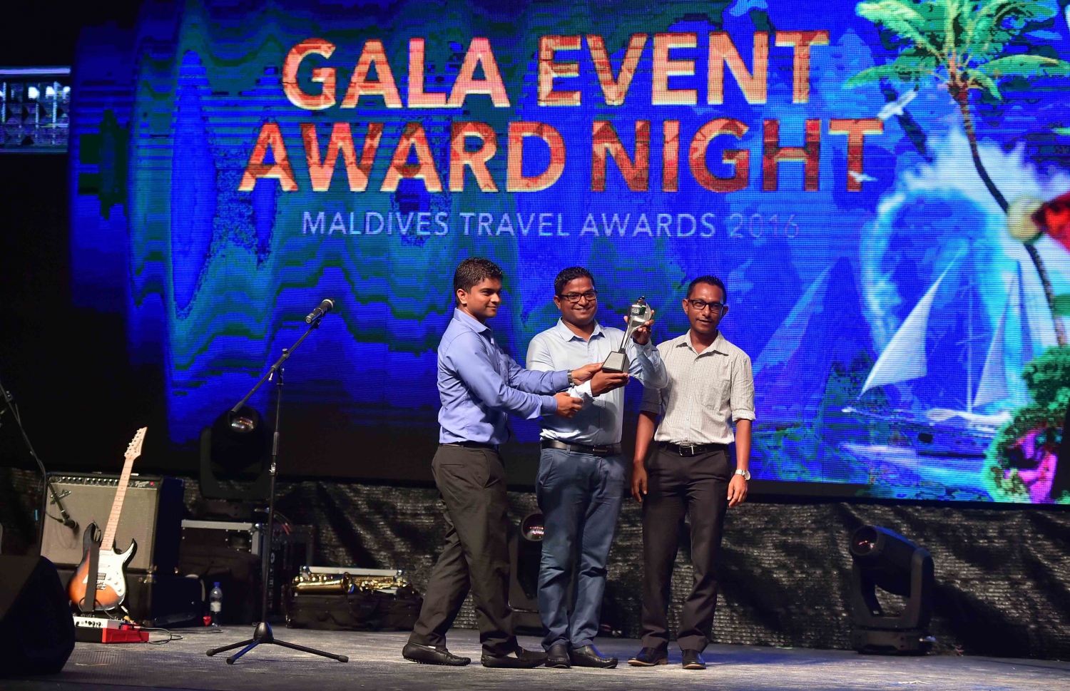 އޮޅުވެލި ރިސޯޓު: ނޮވެމްބަރު 20، 2016- ރާއްޖޭގެ ޓޫރިޒަމްގެ ސިނާއަތުގައި ދޭ އެންމެ ބޮޑު އަދި އެންމެ ޝަރަފްވެރި އެވޯޑް ކަމަށްވާ މޯލްޑިވްސް ޓްރެވަލް އެވޯޑްސް ހަފްލާގައި އެވޯޑް ލިބުން ފަރާތަކަށް އެވޯޑް ހަވާލު ކުރަނީ: ‎މަޓާޓޯ ޓްރެވަލް އެވޯޑަކީ ރާއްޖޭގެ ޓޫރިޒަމް ދާއިރާ ތަރައްގީކޮށް ކުރިއަރުވަން މަސައްކަތް ކުރާ އަދި ރާއްޖެ އާއި ރާއްޖޭން ބޭރުން އެ ދާއިރާ އިން ހޮވޭ ފަރާތްތަކަށް ދޭ އެވޯޑެއް. މިއީ މި އެވޯޑް ދޭ ފަސްވަނަ އަހަރު.---ފޮޓޯ: މުހައްމަދު ޝަރުހާން/މިހާރު