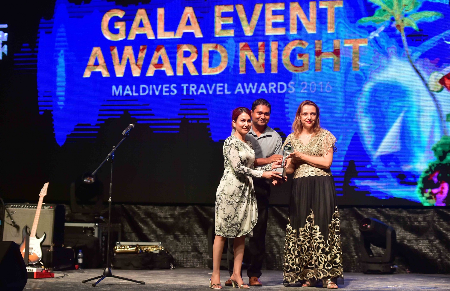 އޮޅުވެލި ރިސޯޓު: ނޮވެމްބަރު 20، 2016: ރާއްޖޭގެ ޓޫރިޒަމްގެ ސިނާއަތުގައި ދޭ އެންމެ ބޮޑު އަދި އެންމެ ޝަރަފްވެރި އެވޯޑް ކަމަށްވާ މޯލްޑިވްސް ޓްރެވަލް އެވޯޑްސް ހަފްލާގައި އެވޯޑް ލިބުން ފަރާތަކަށް އެވޯޑް ހަވާލު ކުރަނީ: މިއަހަރު 35 ކެޓެގަރީ އަކުން ވަނީ އެވޯޑް ދީފައި، އެންމެ ގިނަ އެވޯޑުތައް ވަނީ ބަނޑޮސް އައިލެންޑް ރިސޯޓުން ހޯދައިފައި، އަދި އެންމެ މޮޅު ލަގްޒަރީ ރިސޯޓަކަށް ވަނީ ކޮންރަޑް މޯލްޑިވްސް ރަންގަލި ރިސޯޓް ހޮވިފައި.-- ފޮޓޯ: މުހައްމަދު ޝަރުހާން/ މިހާރު