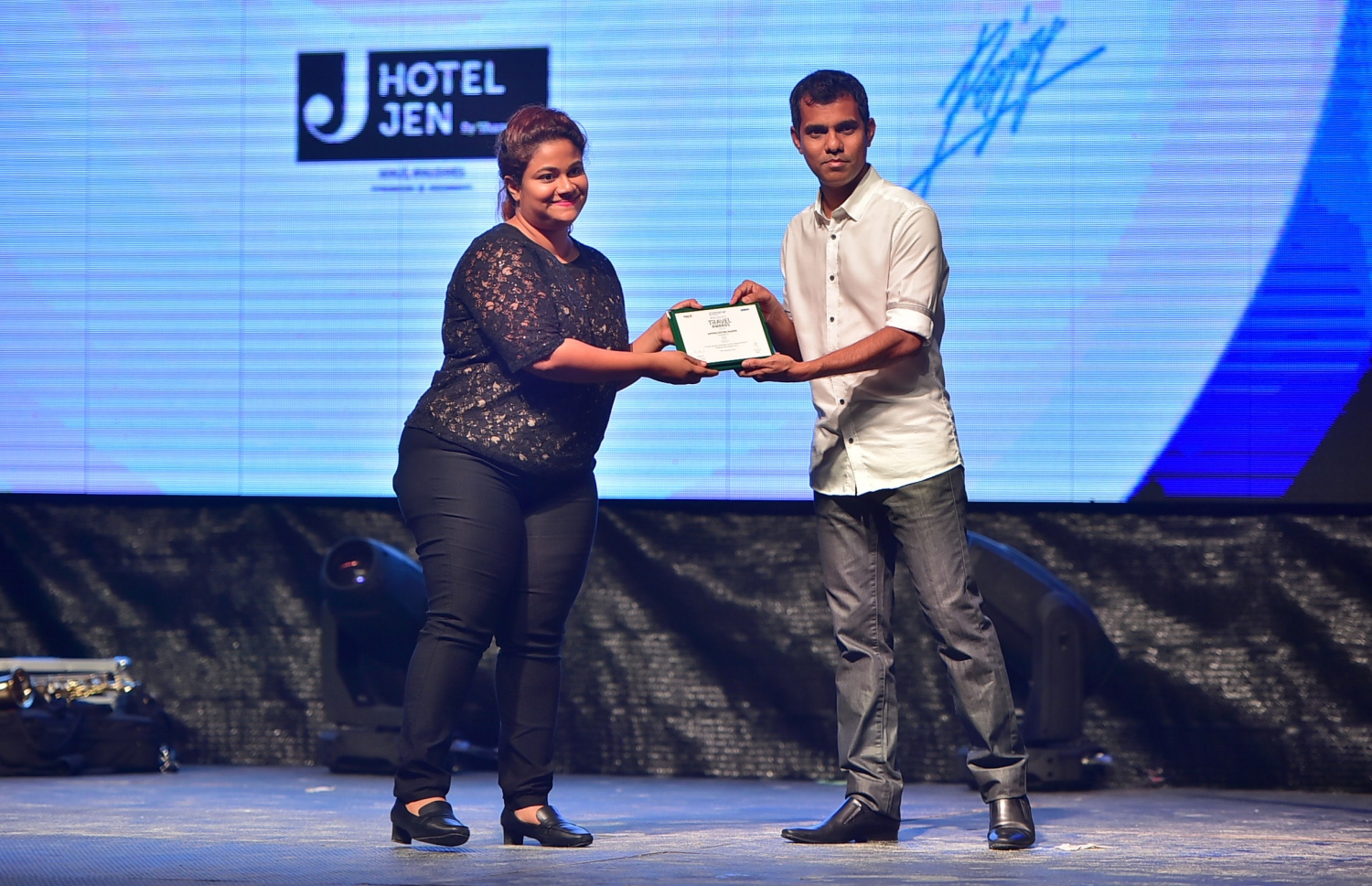 އޮޅުވެލި ރިސޯޓު: ނޮވެމްބަރު 20، 2016- ރާއްޖޭގެ ޓޫރިޒަމްގެ ސިނާއަތުގައި ދޭ އެންމެ ބޮޑު އަދި އެންމެ ޝަރަފްވެރި އެވޯޑް ކަމަށްވާ މޯލްޑިވްސް ޓްރެވަލް އެވޯޑްސް ހަފްލާގައި އެވޯޑް ލިބުން ފަރާތަކަށް އެވޯޑް ހަވާލު ކުރަނީ: ‎މަޓާޓޯ ޓްރެވަލް އެވޯޑަކީ ރާއްޖޭގެ ޓޫރިޒަމް ދާއިރާ ތަރައްގީކޮށް ކުރިއަރުވަން މަސައްކަތް ކުރާ އަދި ރާއްޖެ އާއި ރާއްޖޭން ބޭރުން އެ ދާއިރާ އިން ހޮވޭ ފަރާތްތަކަށް ދޭ އެވޯޑެއް. މިއީ މި އެވޯޑް ދޭ ފަސްވަނަ އަހަރު.---ފޮޓޯ: މުހައްމަދު ޝަރުހާން/މިހާރު