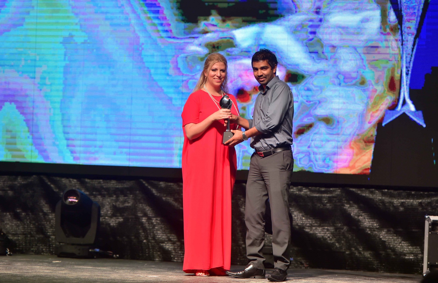 އޮޅުވެލި ރިސޯޓު: ނޮވެމްބަރު 20، 2016- ރާއްޖޭގެ ޓޫރިޒަމްގެ ސިނާއަތުގައި ދޭ އެންމެ ބޮޑު އަދި އެންމެ ޝަރަފްވެރި އެވޯޑް ކަމަށްވާ މޯލްޑިވްސް ޓްރެވަލް އެވޯޑްސް ހަފްލާގައި އެވޯޑް ލިބުން ފަރާތަކަށް އެވޯޑް ހަވާލު ކުރަނީ: ‎މަޓާޓޯ ޓްރެވަލް އެވޯޑަކީ ރާއްޖޭގެ ޓޫރިޒަމް ދާއިރާ ތަރައްގީކޮށް ކުރިއަރުވަން މަސައްކަތް ކުރާ އަދި ރާއްޖެ އާއި ރާއްޖޭން ބޭރުން އެ ދާއިރާ އިން ހޮވޭ ފަރާތްތަކަށް ދޭ އެވޯޑެއް. މިއީ މި އެވޯޑް ދޭ ފަސްވަނަ އަހަރު.---ފޮޓޯ: މުހައްމަދު ޝަރުހާން/މިހާރު