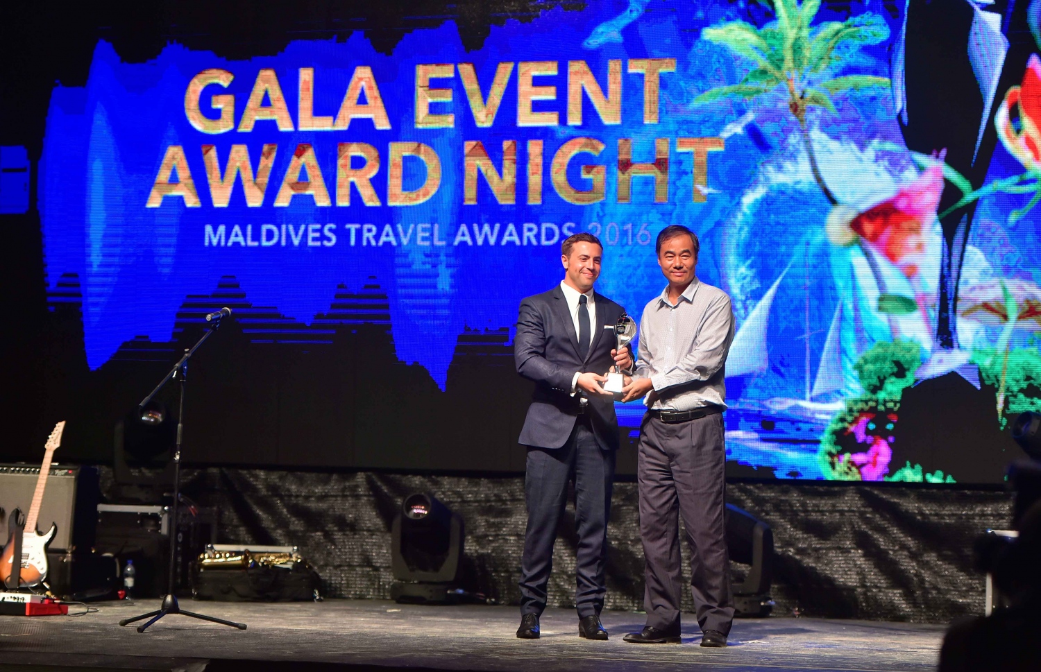 އޮޅުވެލި ރިސޯޓު: ނޮވެމްބަރު 20، 2016- ރާއްޖޭގެ ޓޫރިޒަމްގެ ސިނާއަތުގައި ދޭ އެންމެ ބޮޑު އަދި އެންމެ ޝަރަފްވެރި އެވޯޑް ކަމަށްވާ މޯލްޑިވްސް ޓްރެވަލް އެވޯޑްސް ހަފްލާގައި އެވޯޑް ލިބުން ފަރާތަކަށް އެވޯޑް ހަވާލު ކުރަނީ: ‎މަޓާޓޯ ޓްރެވަލް އެވޯޑަކީ ރާއްޖޭގެ ޓޫރިޒަމް ދާއިރާ ތަރައްގީކޮށް ކުރިއަރުވަން މަސައްކަތް ކުރާ އަދި ރާއްޖެ އާއި ރާއްޖޭން ބޭރުން އެ ދާއިރާ އިން ހޮވޭ ފަރާތްތަކަށް ދޭ އެވޯޑެއް. މިއީ މި އެވޯޑް ދޭ ފަސްވަނަ އަހަރު.---ފޮޓޯ: މުހައްމަދު ޝަރުހާން/މިހާރު