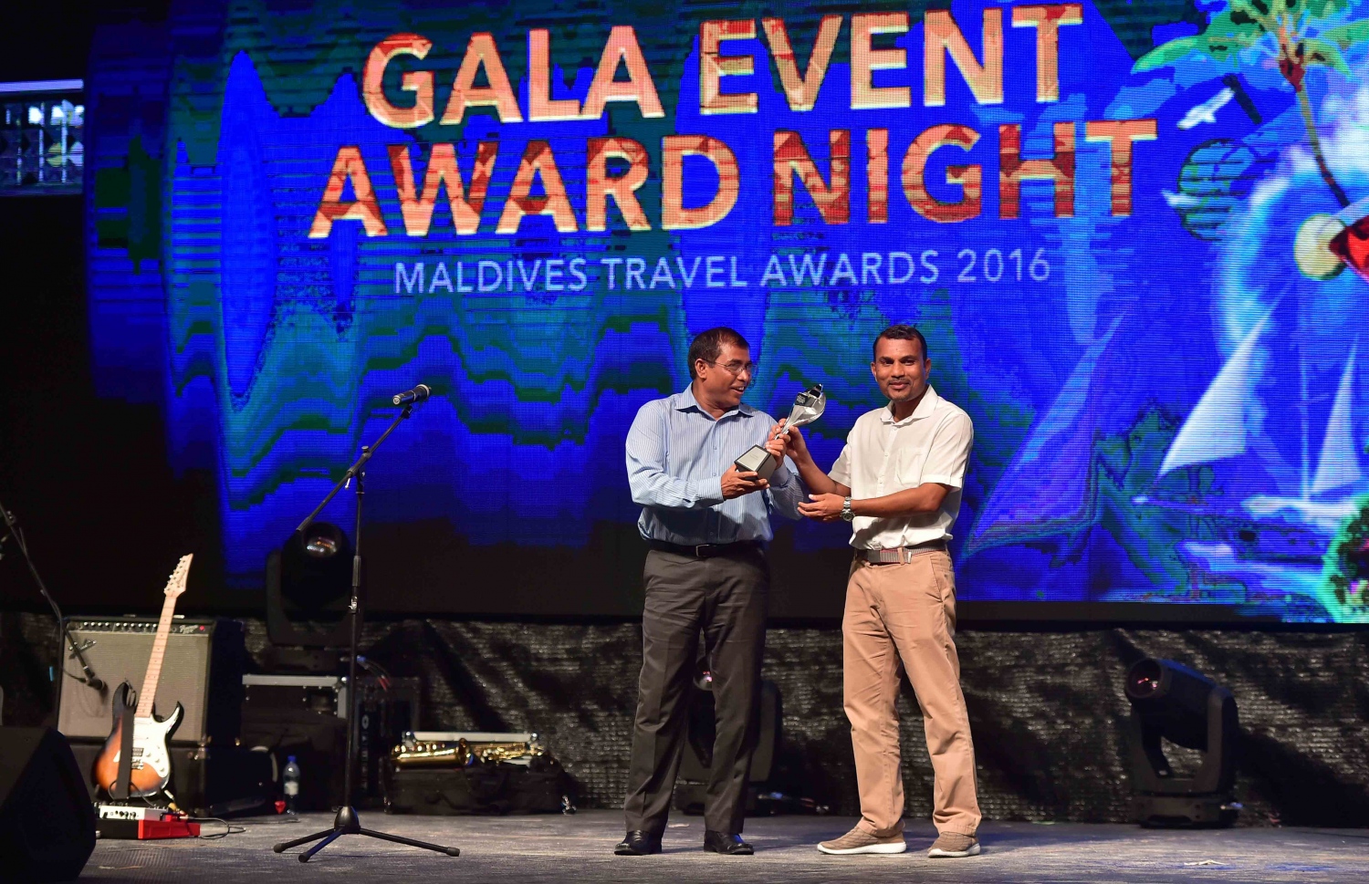 އޮޅުވެލި ރިސޯޓު: ނޮވެމްބަރު 20، 2016- ރާއްޖޭގެ ޓޫރިޒަމްގެ ސިނާއަތުގައި ދޭ އެންމެ ބޮޑު އަދި އެންމެ ޝަރަފްވެރި އެވޯޑް ކަމަށްވާ މޯލްޑިވްސް ޓްރެވަލް އެވޯޑްސް ހަފްލާގައި އެވޯޑް ލިބުން ފަރާތަކަށް އެވޯޑް ހަވާލު ކުރަނީ: ‎މަޓާޓޯ ޓްރެވަލް އެވޯޑަކީ ރާއްޖޭގެ ޓޫރިޒަމް ދާއިރާ ތަރައްގީކޮށް ކުރިއަރުވަން މަސައްކަތް ކުރާ އަދި ރާއްޖެ އާއި ރާއްޖޭން ބޭރުން އެ ދާއިރާ އިން ހޮވޭ ފަރާތްތަކަށް ދޭ އެވޯޑެއް. މިއީ މި އެވޯޑް ދޭ ފަސްވަނަ އަހަރު.---ފޮޓޯ: މުހައްމަދު ޝަރުހާން/މިހާރު