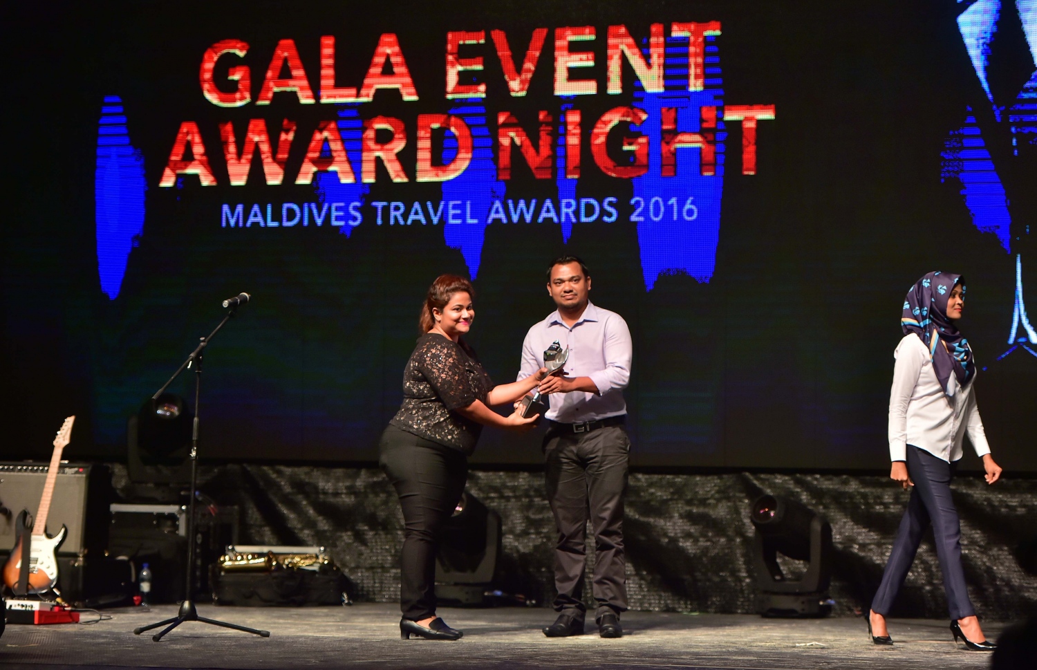 އޮޅުވެލި ރިސޯޓު: ނޮވެމްބަރު 20، 2016- ރާއްޖޭގެ ޓޫރިޒަމްގެ ސިނާއަތުގައި ދޭ އެންމެ ބޮޑު އަދި އެންމެ ޝަރަފްވެރި އެވޯޑް ކަމަށްވާ މޯލްޑިވްސް ޓްރެވަލް އެވޯޑްސް ހަފްލާގައި އެވޯޑް ލިބުން ފަރާތަކަށް އެވޯޑް ހަވާލު ކުރަނީ: ‎މަޓާޓޯ ޓްރެވަލް އެވޯޑަކީ ރާއްޖޭގެ ޓޫރިޒަމް ދާއިރާ ތަރައްގީކޮށް ކުރިއަރުވަން މަސައްކަތް ކުރާ އަދި ރާއްޖެ އާއި ރާއްޖޭން ބޭރުން އެ ދާއިރާ އިން ހޮވޭ ފަރާތްތަކަށް ދޭ އެވޯޑެއް. މިއީ މި އެވޯޑް ދޭ ފަސްވަނަ އަހަރު.---ފޮޓޯ: މުހައްމަދު ޝަރުހާން/މިހާރު