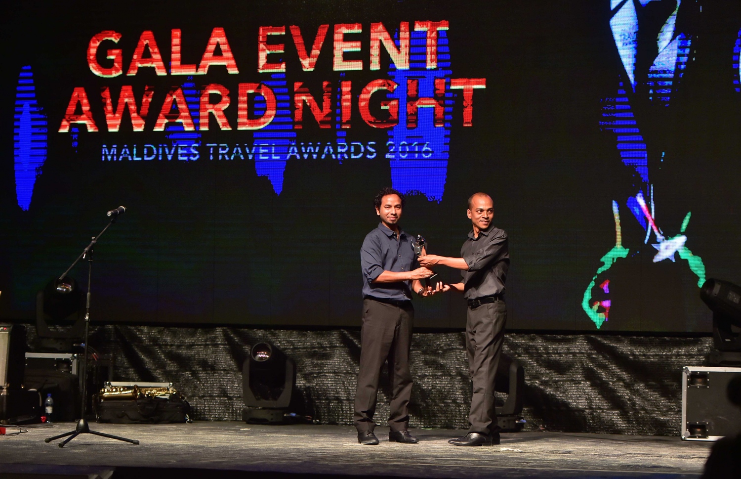 އޮޅުވެލި ރިސޯޓު: ނޮވެމްބަރު 20، 2016: ރާއްޖޭގެ ޓޫރިޒަމްގެ ސިނާއަތުގައި ދޭ އެންމެ ބޮޑު އަދި އެންމެ ޝަރަފްވެރި އެވޯޑް ކަމަށްވާ މޯލްޑިވްސް ޓްރެވަލް އެވޯޑްސް ހަފްލާގައި އެވޯޑް ލިބުން ފަރާތަކަށް އެވޯޑް ހަވާލު ކުރަނީ: މިއަހަރު 35 ކެޓެގަރީ އަކުން ވަނީ އެވޯޑް ދީފައި، އެންމެ ގިނަ އެވޯޑުތައް ވަނީ ބަނޑޮސް އައިލެންޑް ރިސޯޓުން ހޯދައިފައި، އަދި އެންމެ މޮޅު ލަގްޒަރީ ރިސޯޓަކަށް ވަނީ ކޮންރަޑް މޯލްޑިވްސް ރަންގަލި ރިސޯޓް ހޮވިފައި.-- ފޮޓޯ: މުހައްމަދު ޝަރުހާން/ މިހާރު