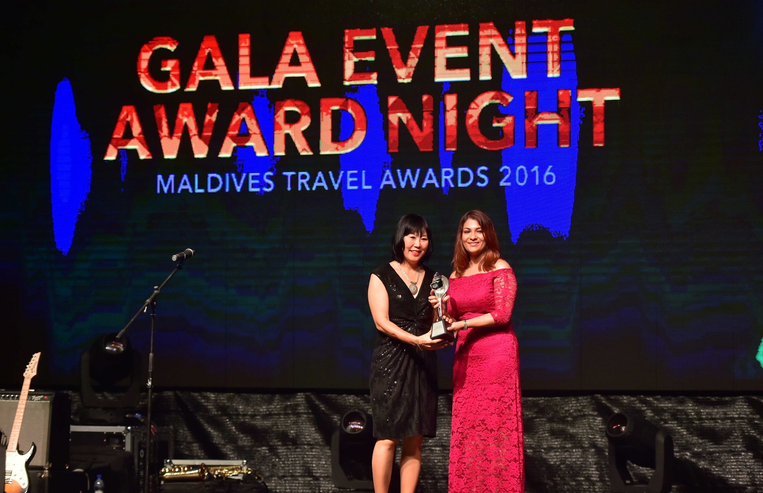 އޮޅުވެލި ރިސޯޓު: ނޮވެމްބަރު 20، 2016- ރާއްޖޭގެ ޓޫރިޒަމްގެ ސިނާއަތުގައި ދޭ އެންމެ ބޮޑު އަދި އެންމެ ޝަރަފްވެރި އެވޯޑް ކަމަށްވާ މޯލްޑިވްސް ޓްރެވަލް އެވޯޑްސް ހަފްލާގައި އެވޯޑް ލިބުން ފަރާތަކަށް އެވޯޑް ހަވާލު ކުރަނީ: ‎މަޓާޓޯ ޓްރެވަލް އެވޯޑަކީ ރާއްޖޭގެ ޓޫރިޒަމް ދާއިރާ ތަރައްގީކޮށް ކުރިއަރުވަން މަސައްކަތް ކުރާ އަދި ރާއްޖެ އާއި ރާއްޖޭން ބޭރުން އެ ދާއިރާ އިން ހޮވޭ ފަރާތްތަކަށް ދޭ އެވޯޑެއް. މިއީ މި އެވޯޑް ދޭ ފަސްވަނަ އަހަރު.---ފޮޓޯ: މުހައްމަދު ޝަރުހާން/މިހާރު