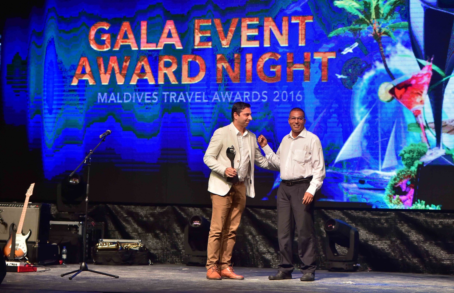 އޮޅުވެލި ރިސޯޓު: ނޮވެމްބަރު 20، 2016- ރާއްޖޭގެ ޓޫރިޒަމްގެ ސިނާއަތުގައި ދޭ އެންމެ ބޮޑު އަދި އެންމެ ޝަރަފްވެރި އެވޯޑް ކަމަށްވާ މޯލްޑިވްސް ޓްރެވަލް އެވޯޑްސް ހަފްލާގައި އެވޯޑް ލިބުން ފަރާތަކަށް އެވޯޑް ހަވާލު ކުރަނީ: ‎މަޓާޓޯ ޓްރެވަލް އެވޯޑަކީ ރާއްޖޭގެ ޓޫރިޒަމް ދާއިރާ ތަރައްގީކޮށް ކުރިއަރުވަން މަސައްކަތް ކުރާ އަދި ރާއްޖެ އާއި ރާއްޖޭން ބޭރުން އެ ދާއިރާ އިން ހޮވޭ ފަރާތްތަކަށް ދޭ އެވޯޑެއް. މިއީ މި އެވޯޑް ދޭ ފަސްވަނަ އަހަރު.---ފޮޓޯ: މުހައްމަދު ޝަރުހާން/މިހާރު